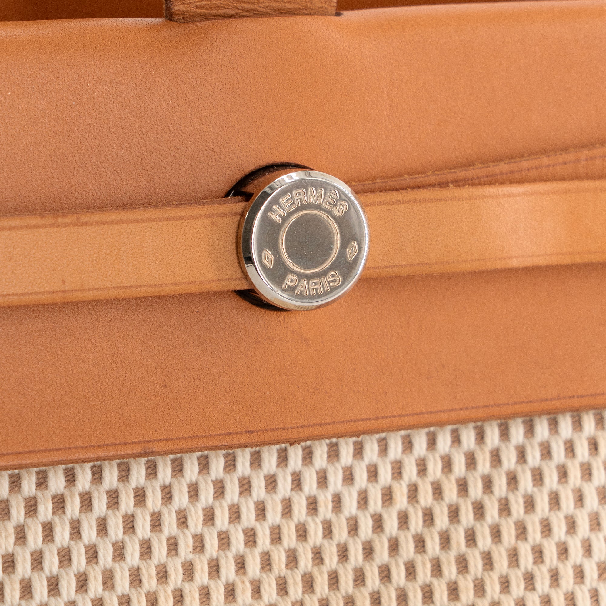 HERMÈS - Sac à main Herbag Cabas Hermès avec deux pochettes en toile beige vintage