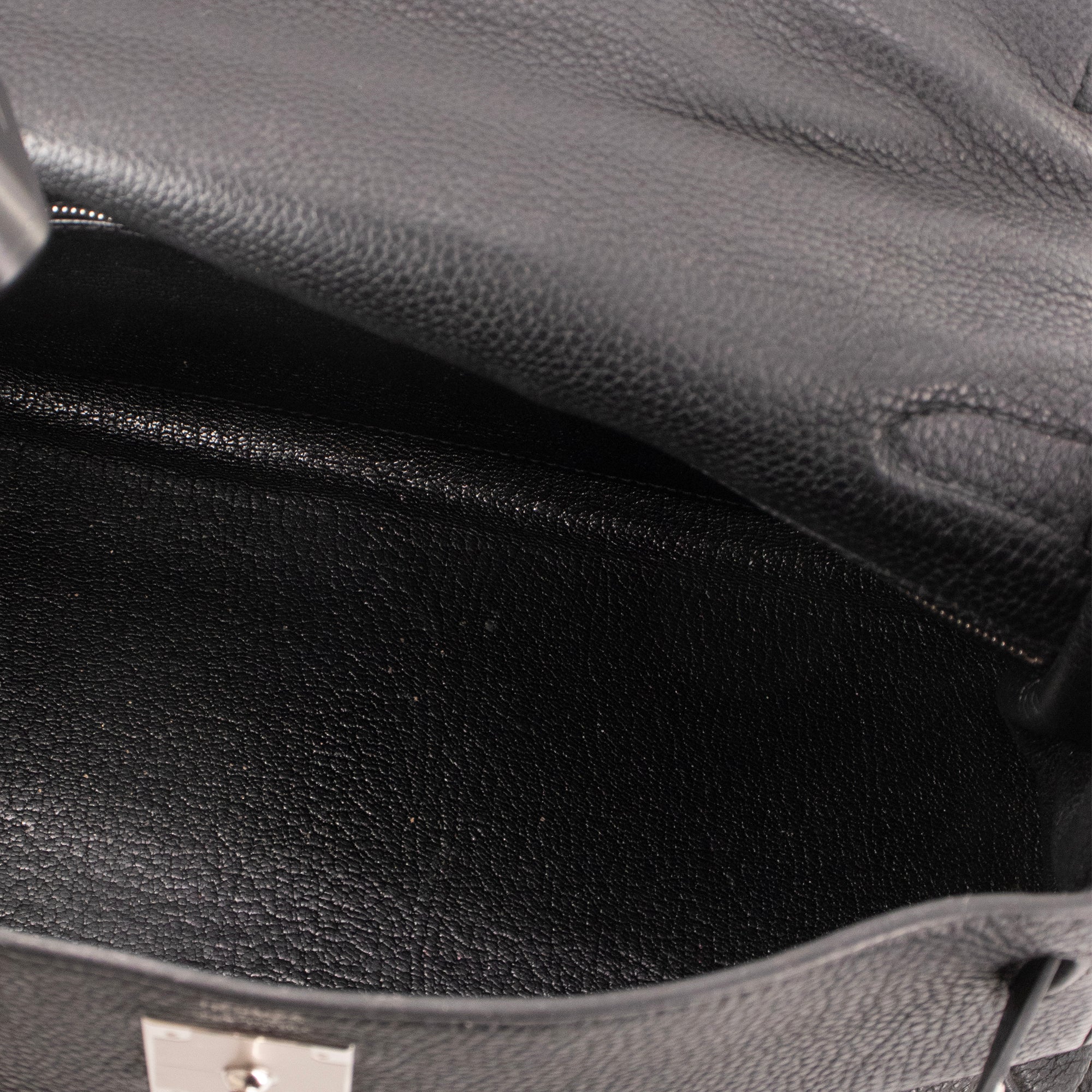 HERMÈS - Sac à main Kelly 28 Hermès en cuir clémence noir