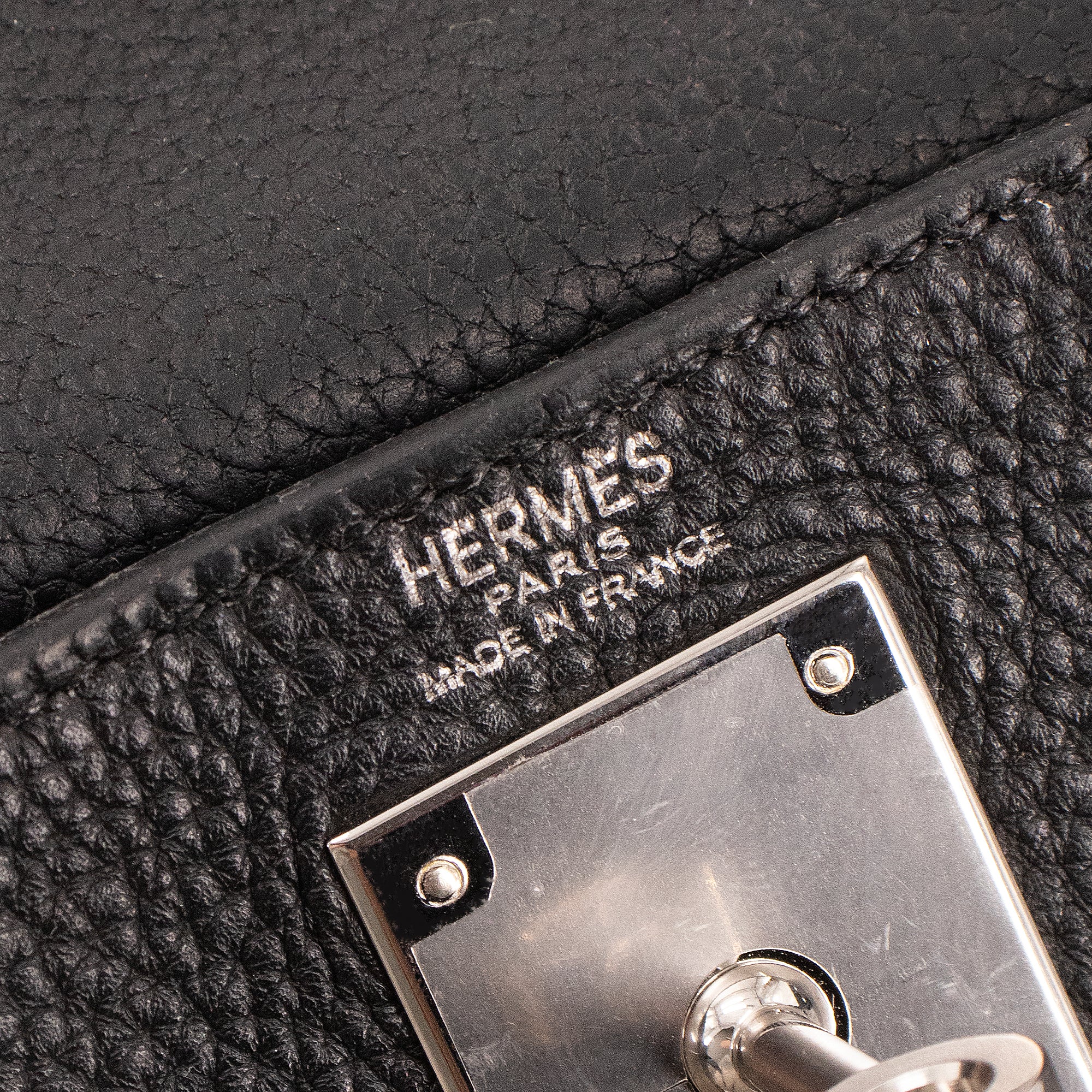 HERMÈS - Sac à main Kelly 28 Hermès en cuir clémence noir