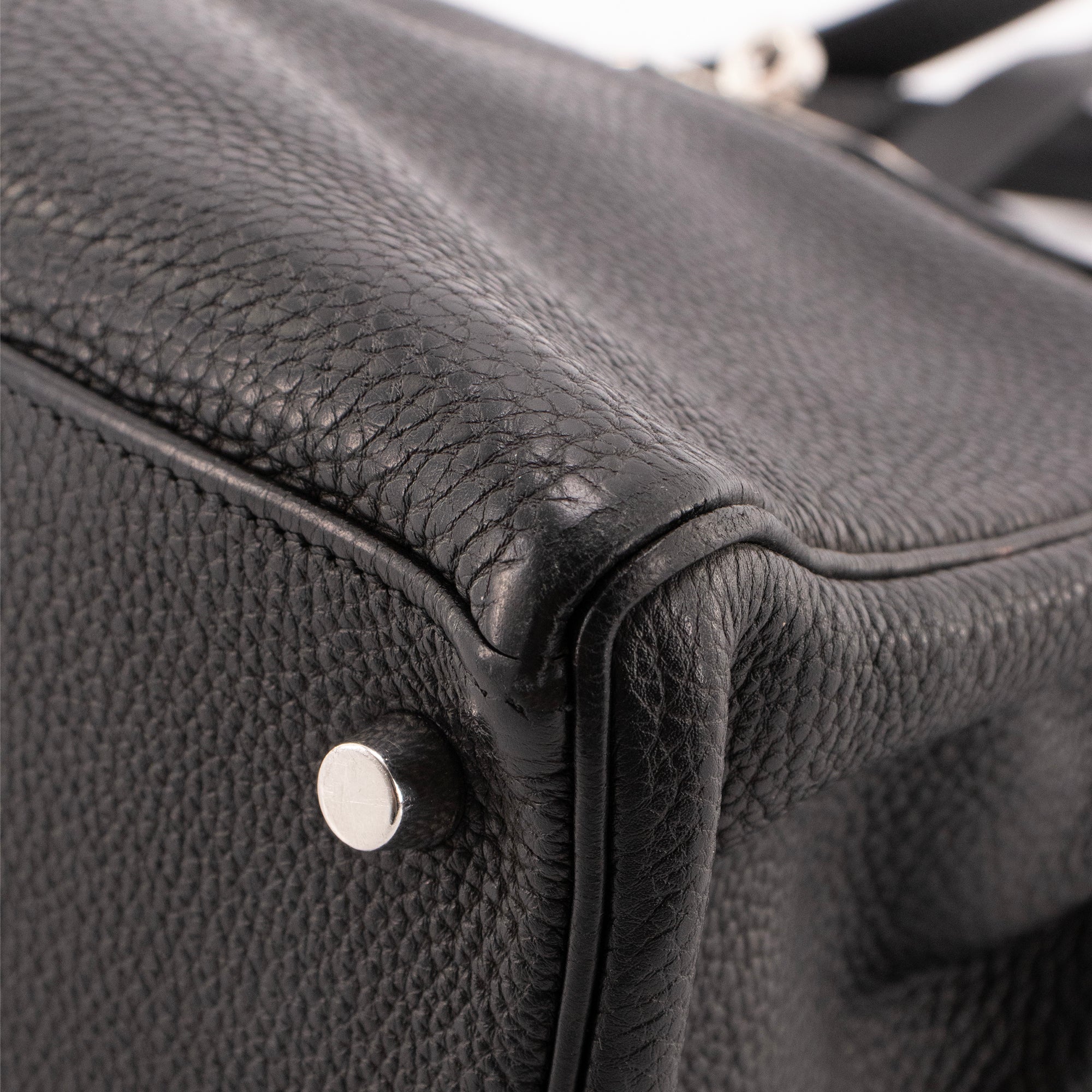 HERMÈS - Sac à main Kelly 28 Hermès en cuir clémence noir