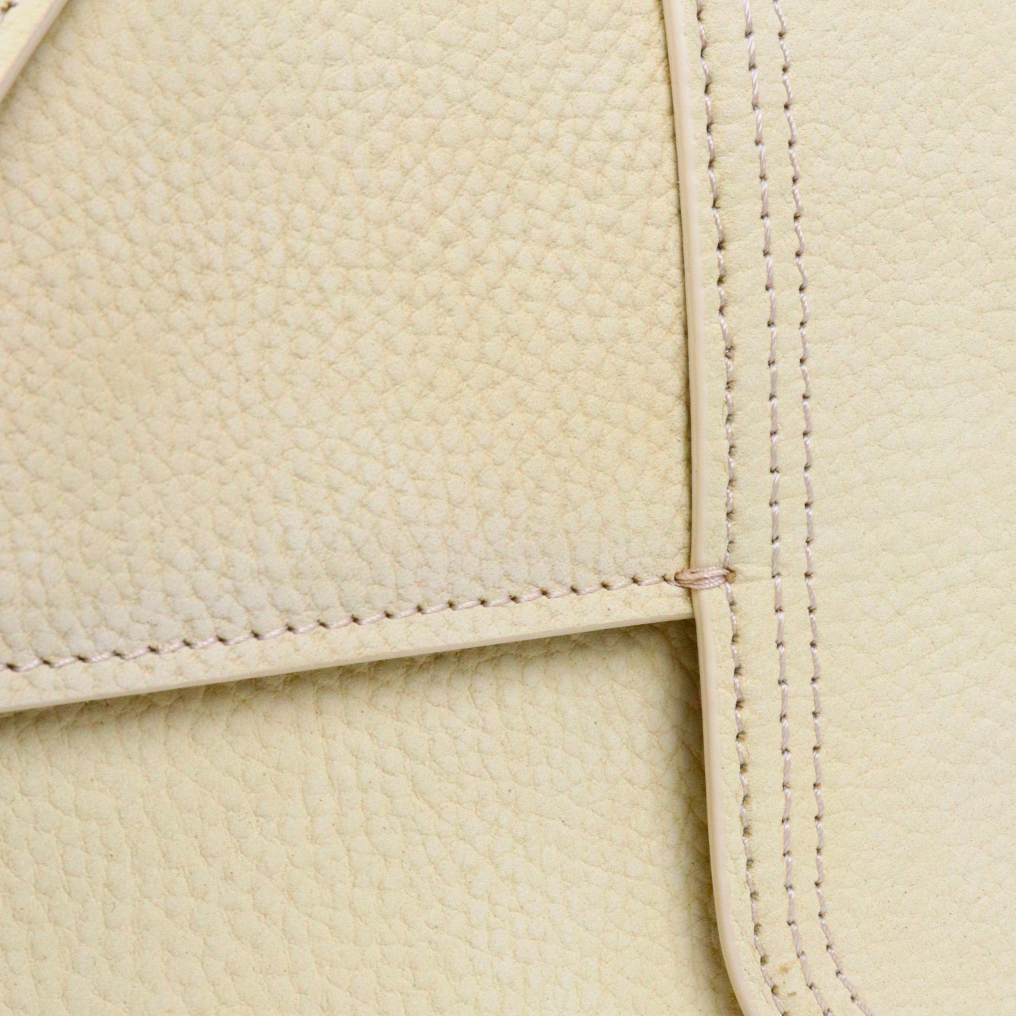 JACQUEMUS - Sac à bandoulière Le Grand Bambino Jacquemus en cuir grainé jaune pastel