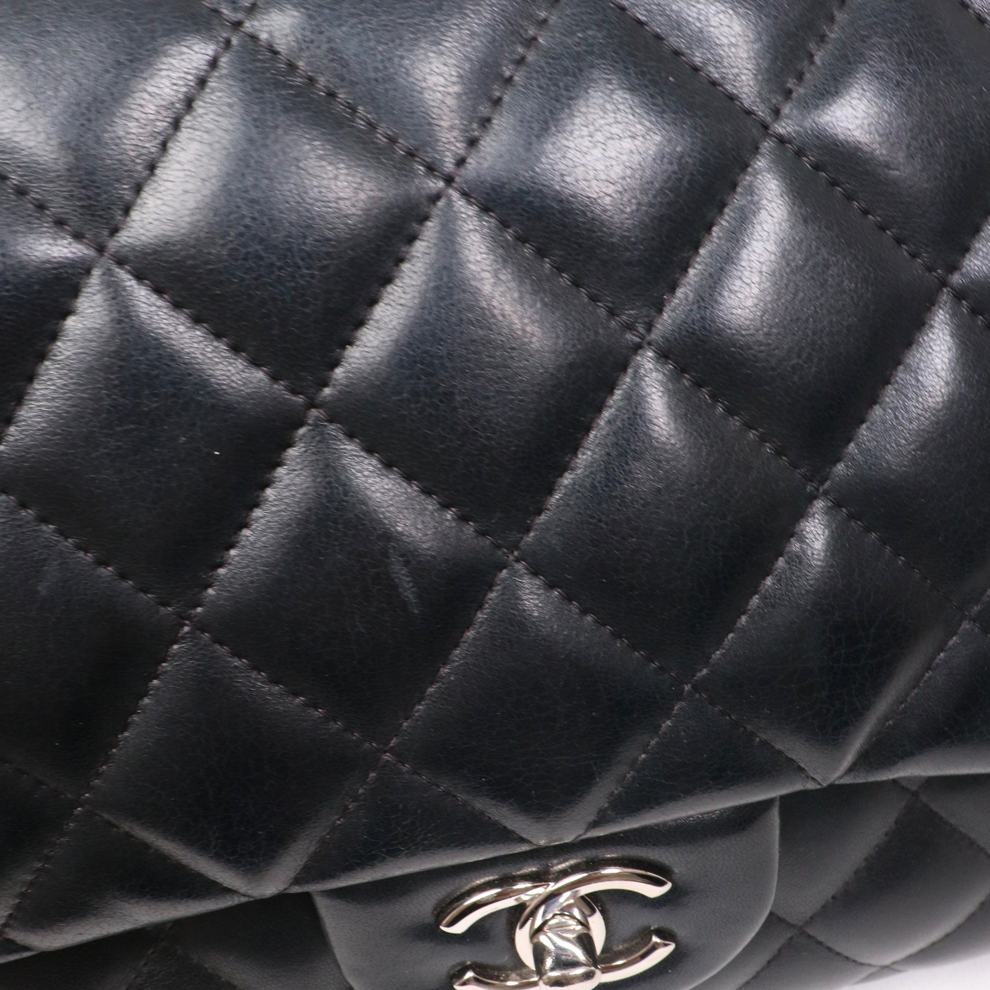CHANEL - Sac à bandoulière Classique/Timeless Jumbo double flap en cuir lisse noir