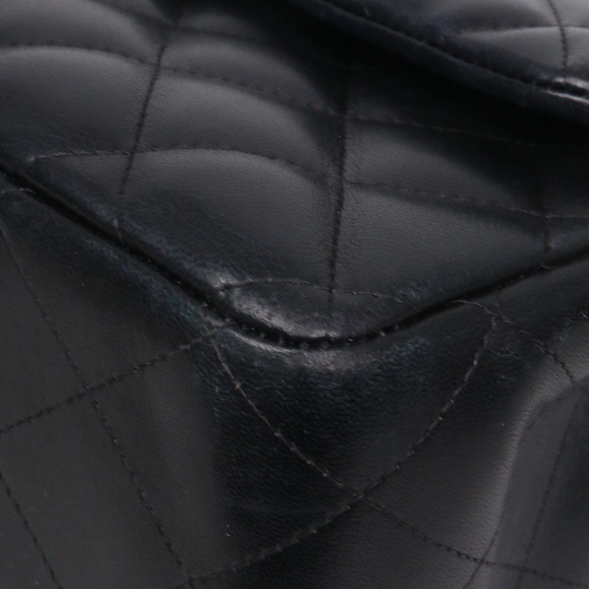 CHANEL - Sac à bandoulière Classique/Timeless Jumbo double flap en cuir lisse noir