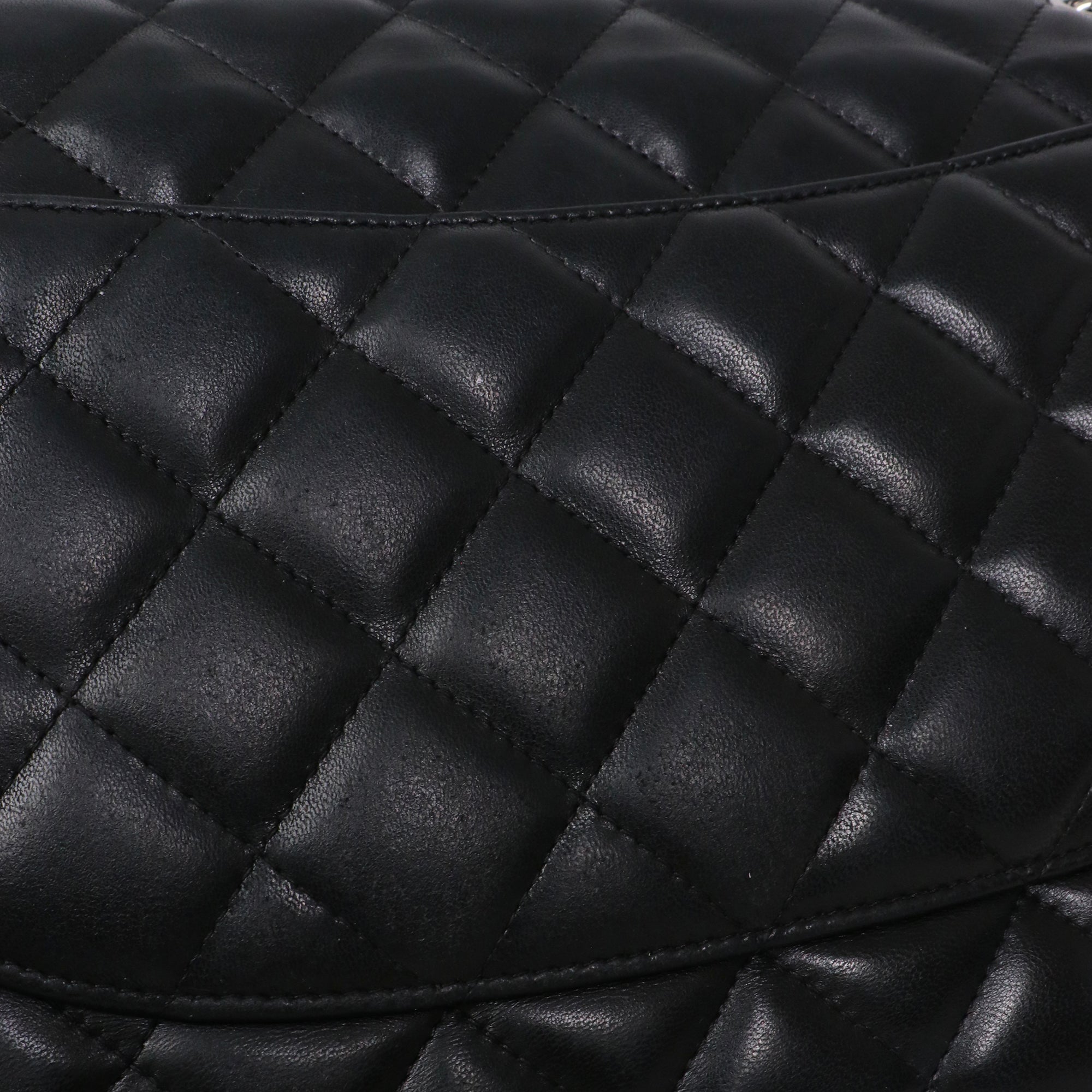 CHANEL - Sac à bandoulière Classique/Timeless Jumbo double flap en cuir lisse noir