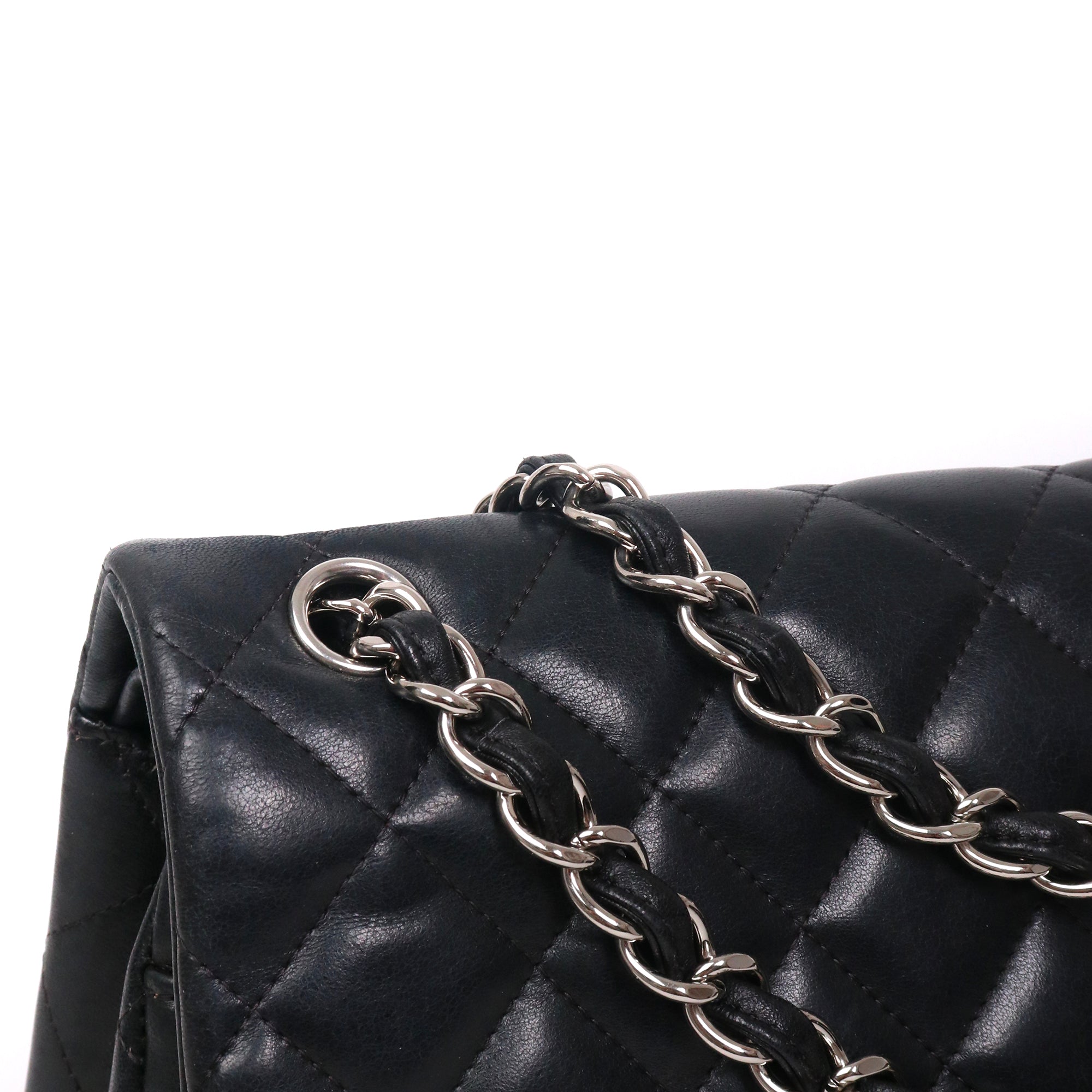 CHANEL - Sac à bandoulière Classique/Timeless Jumbo double flap en cuir lisse noir