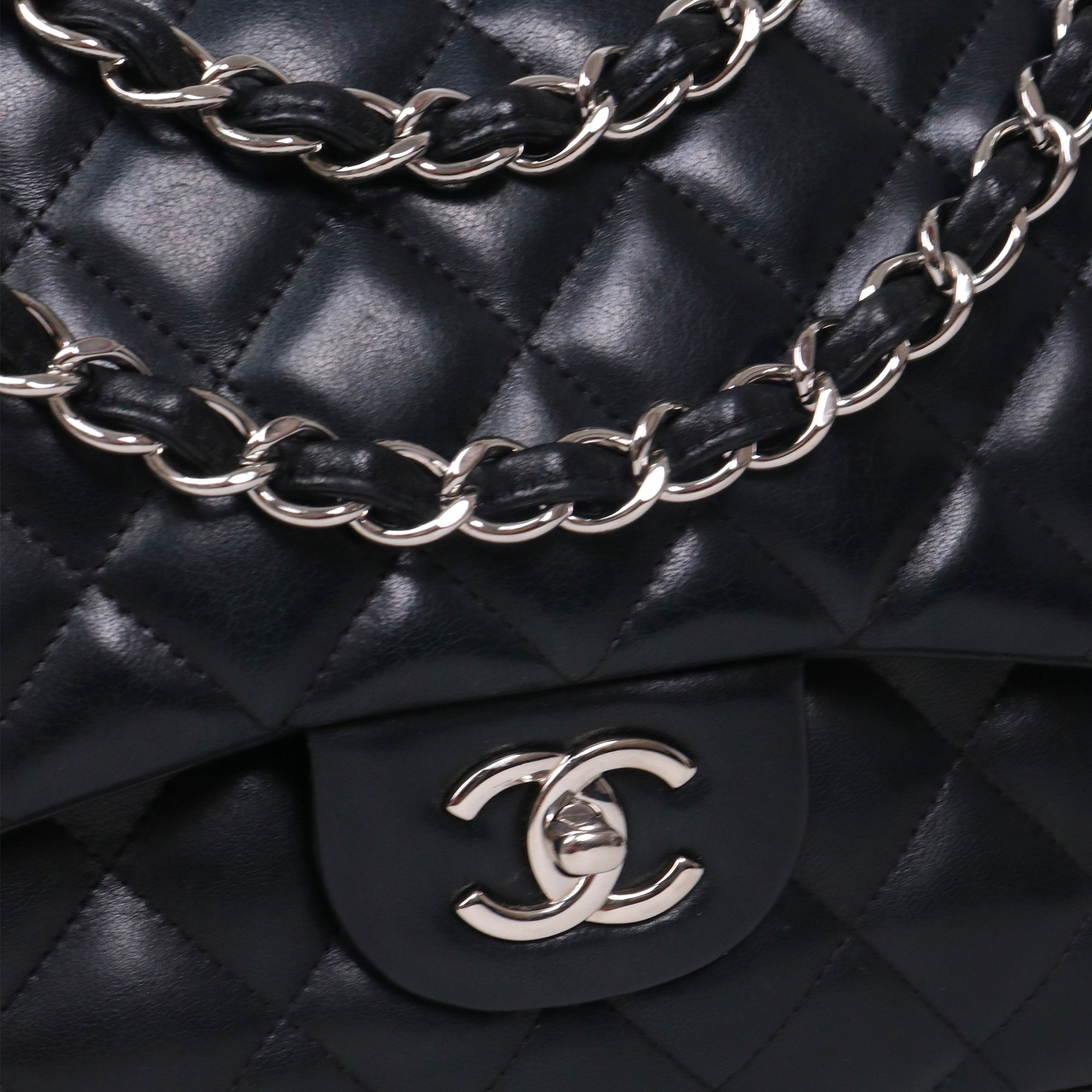 CHANEL - Sac à bandoulière Classique/Timeless Jumbo double flap en cuir lisse noir