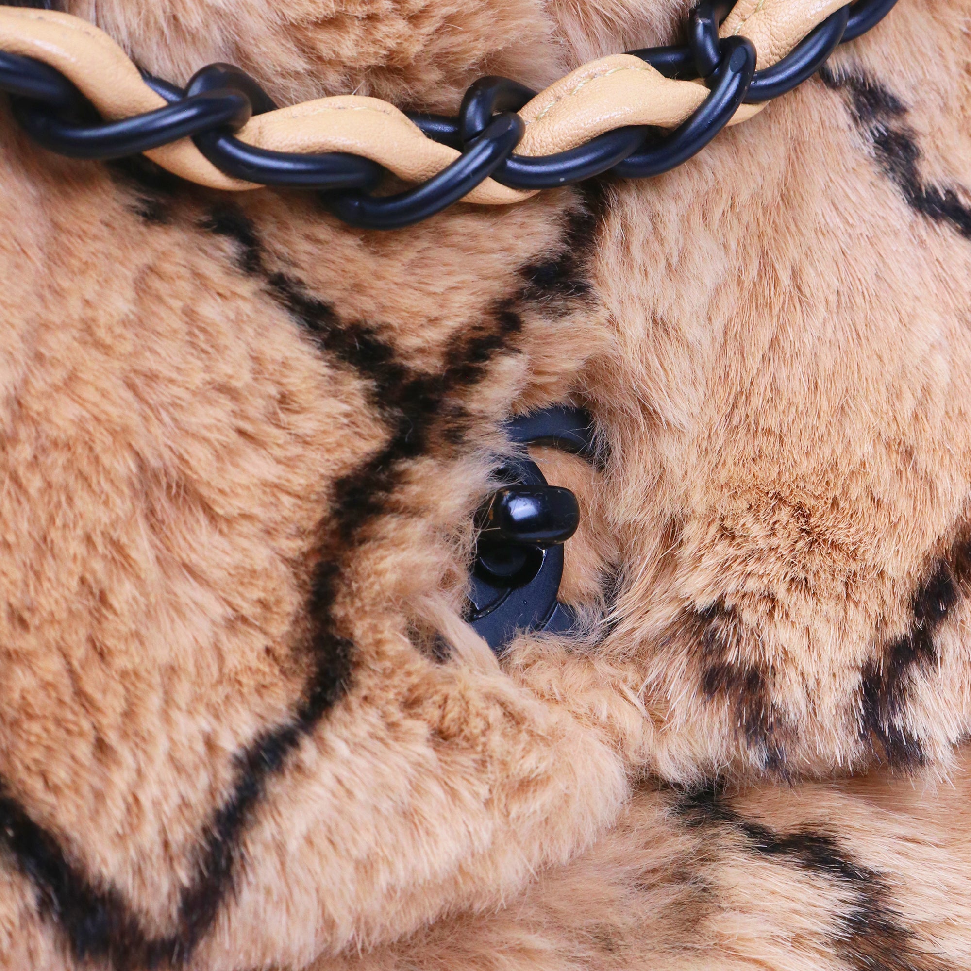 CHANEL - Sac à bandoulière Timeless/Classique Chanel simple flap en fourrure lapin