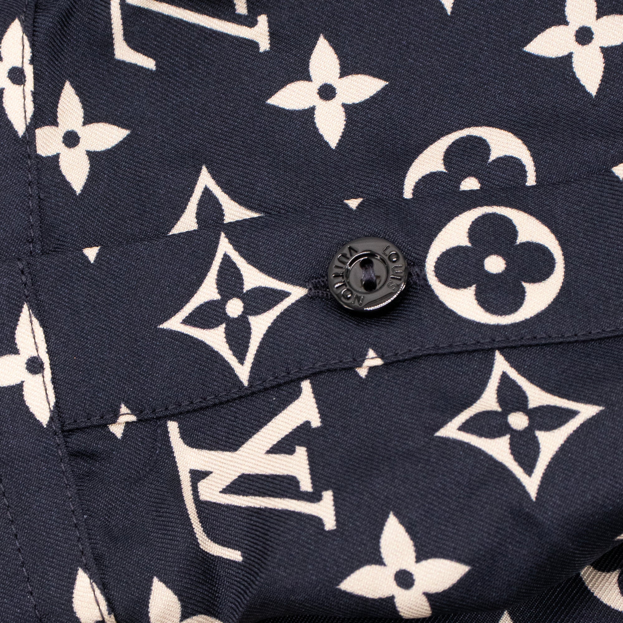 LOUIS VUITTON - Chemise de pyjama Monogram Louis Vuitton en soie bleu marine et blanche (T36)