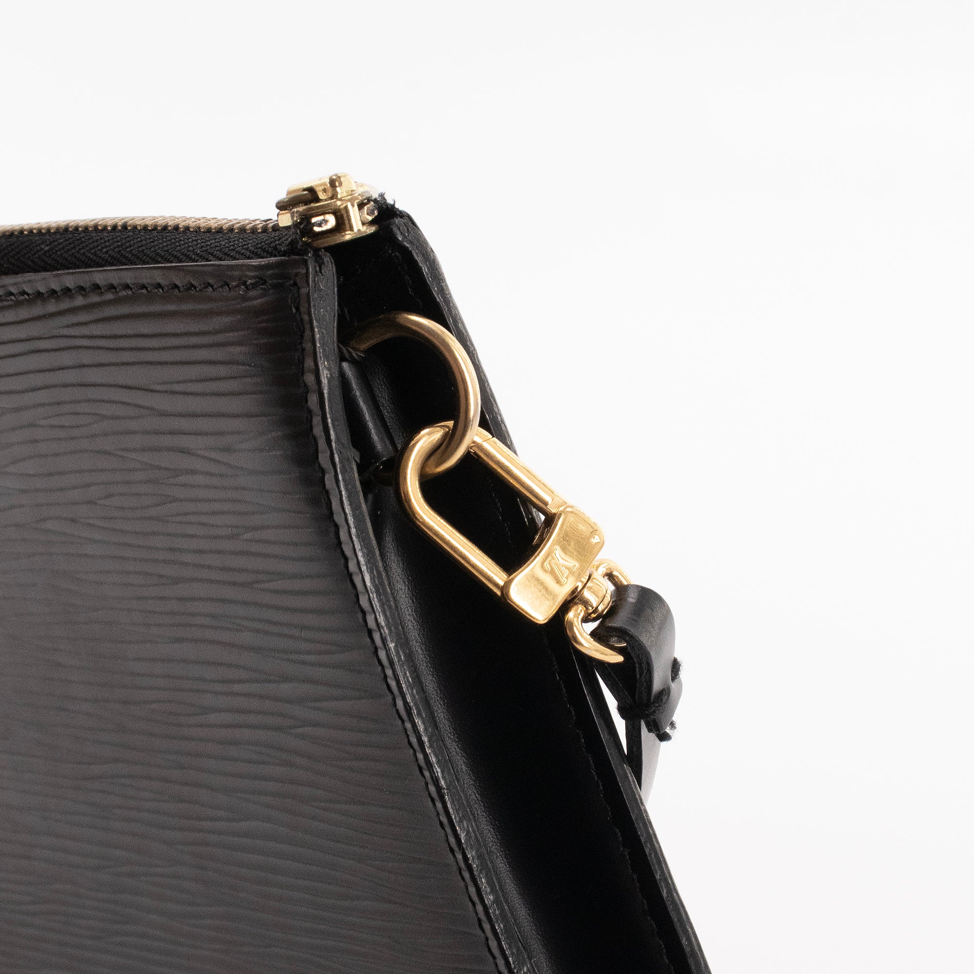LOUIS VUITTON - Pochette Accessoires Louis Vuitton en cuir épi noir