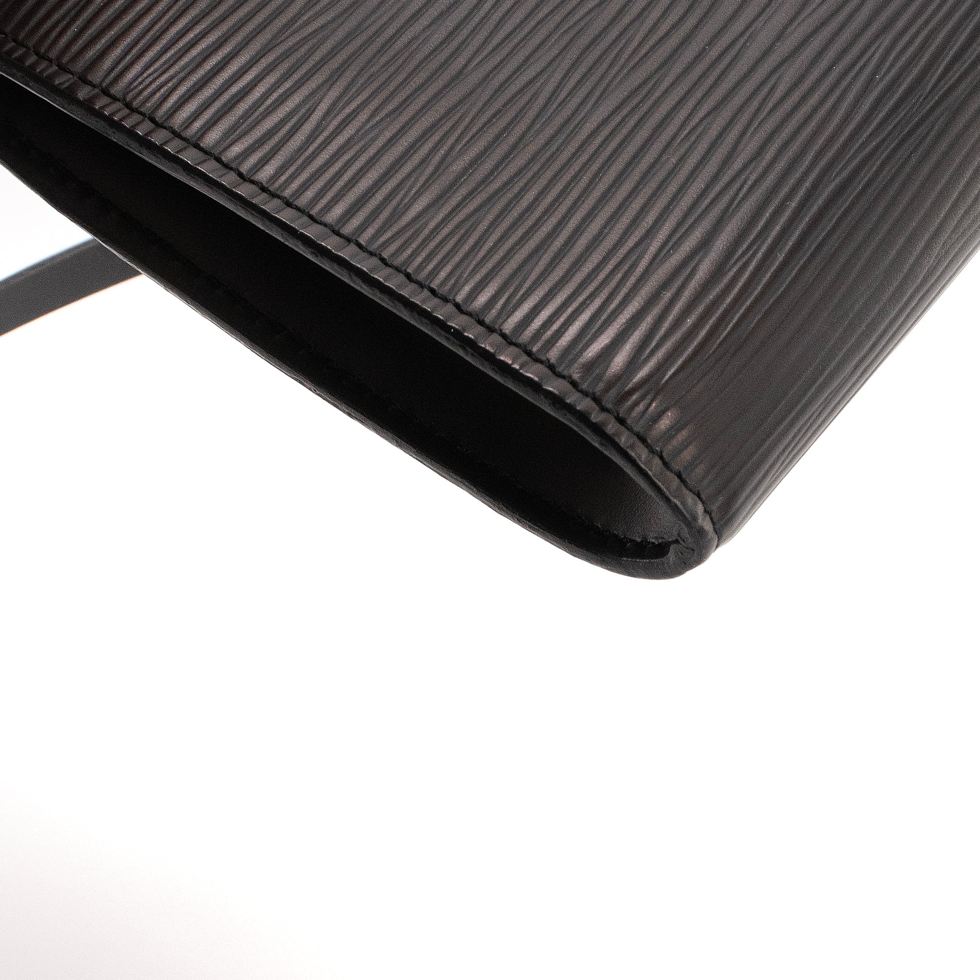 LOUIS VUITTON - Pochette Accessoires Louis Vuitton en cuir épi noir