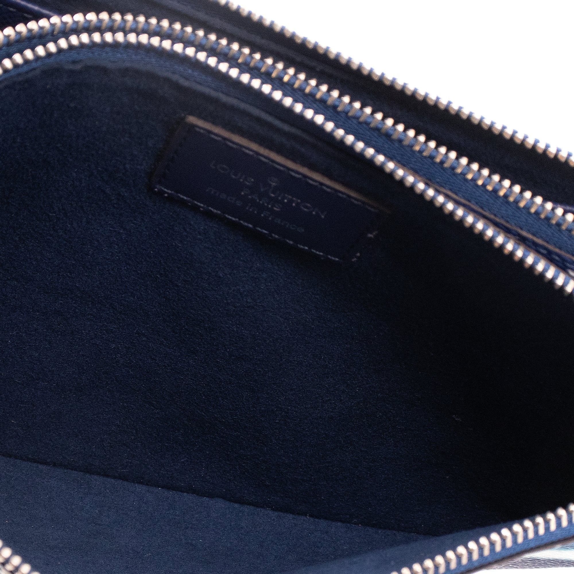 LOUIS VUITTON - Pochette Double Zip Louis Vuitton en toile enduite Escale bleue