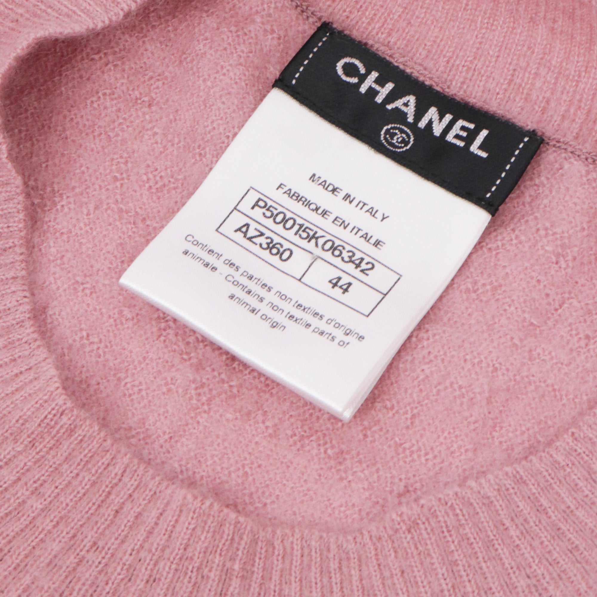 CHANEL - Pull Chanel en mohair rose orné de perles (T44)