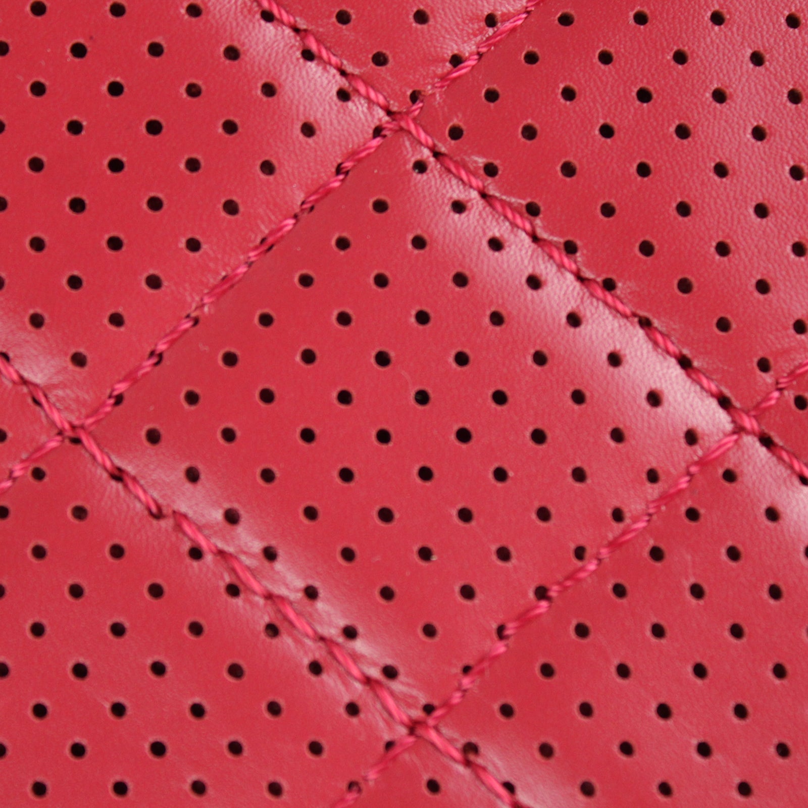 CHANEL - Sac à épaule Timeless en cuir rouge perforé