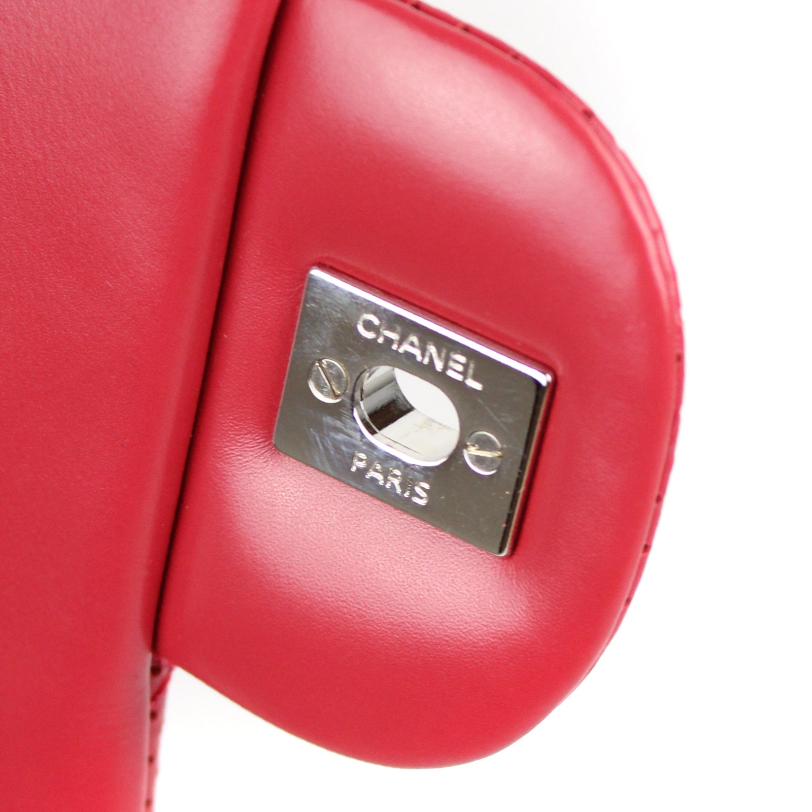 CHANEL - Sac à épaule Timeless en cuir rouge perforé