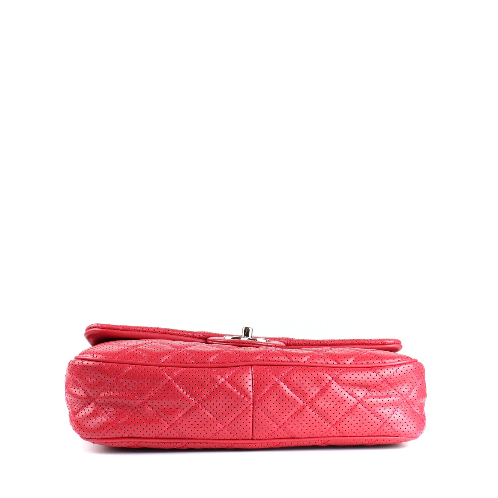 CHANEL - Sac à épaule Timeless en cuir rouge perforé