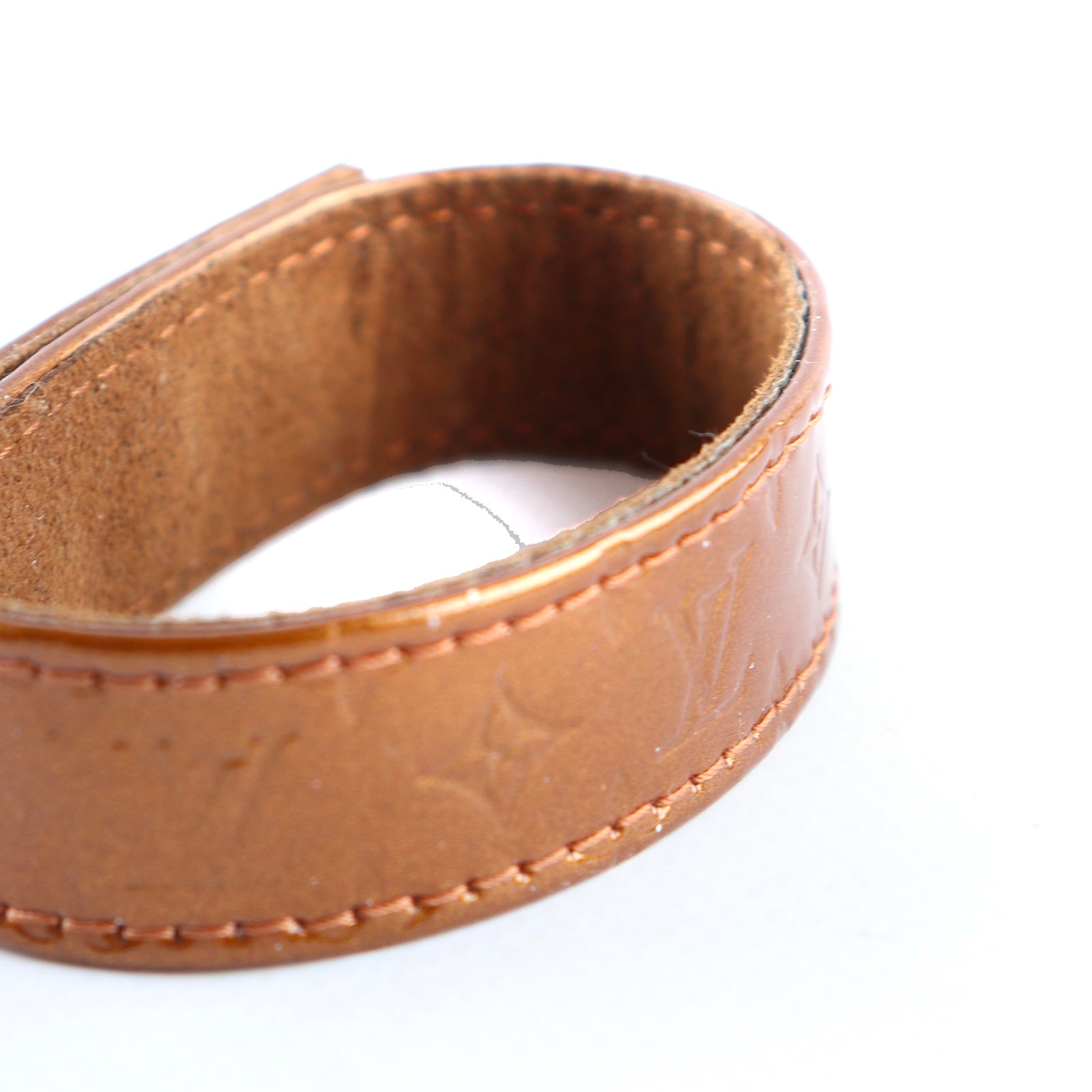 LOUIS VUITTON - Bracelet en cuir verni empreinte