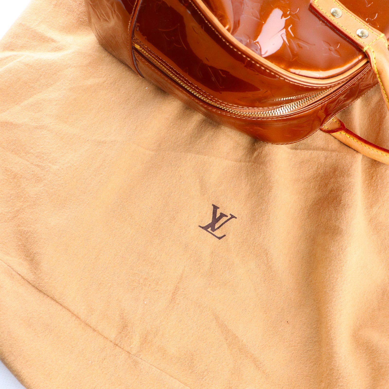 LOUIS VUITTON - Sac à main Tompkins en cuir verni empreinte monogramme