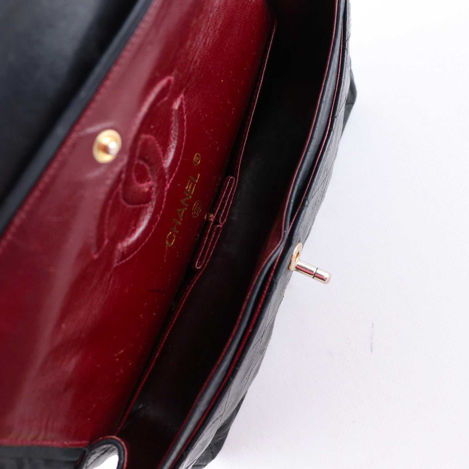 CHANEL - Sac à main Timeless 23 double flap en cuir matelassé noir vintage