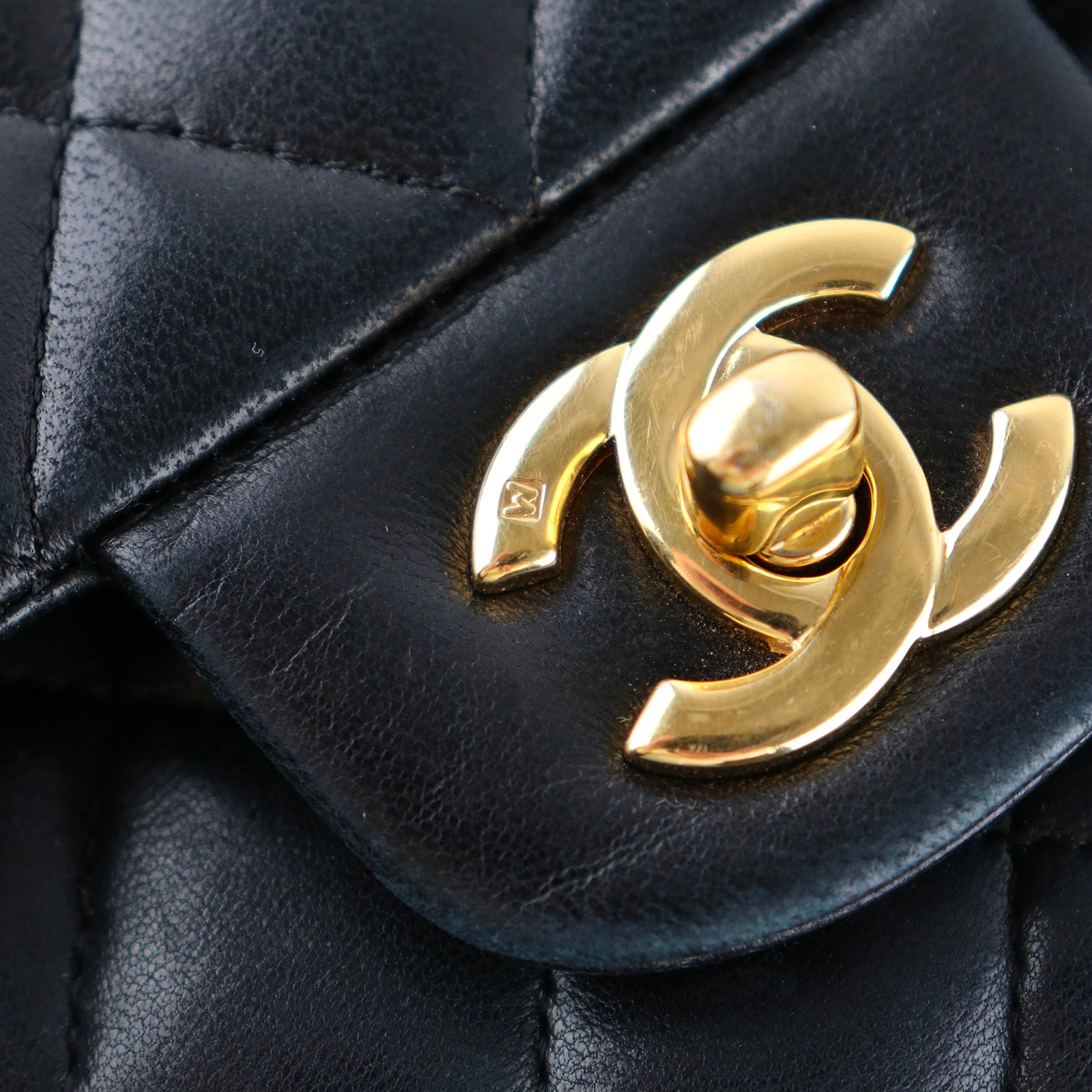CHANEL - Sac à main Timeless 26 double flap en cuir matelassé noir vintage