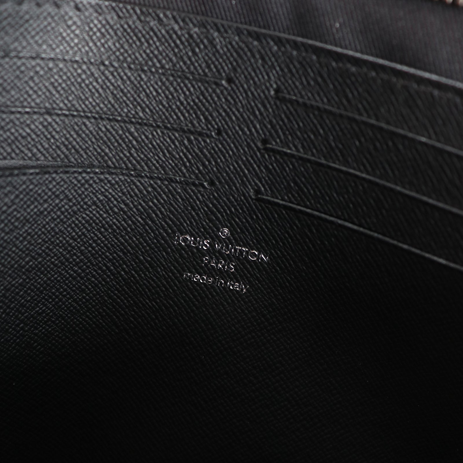 LOUIS VUITTON - Pochette voyage MM en monogramme Éclipse