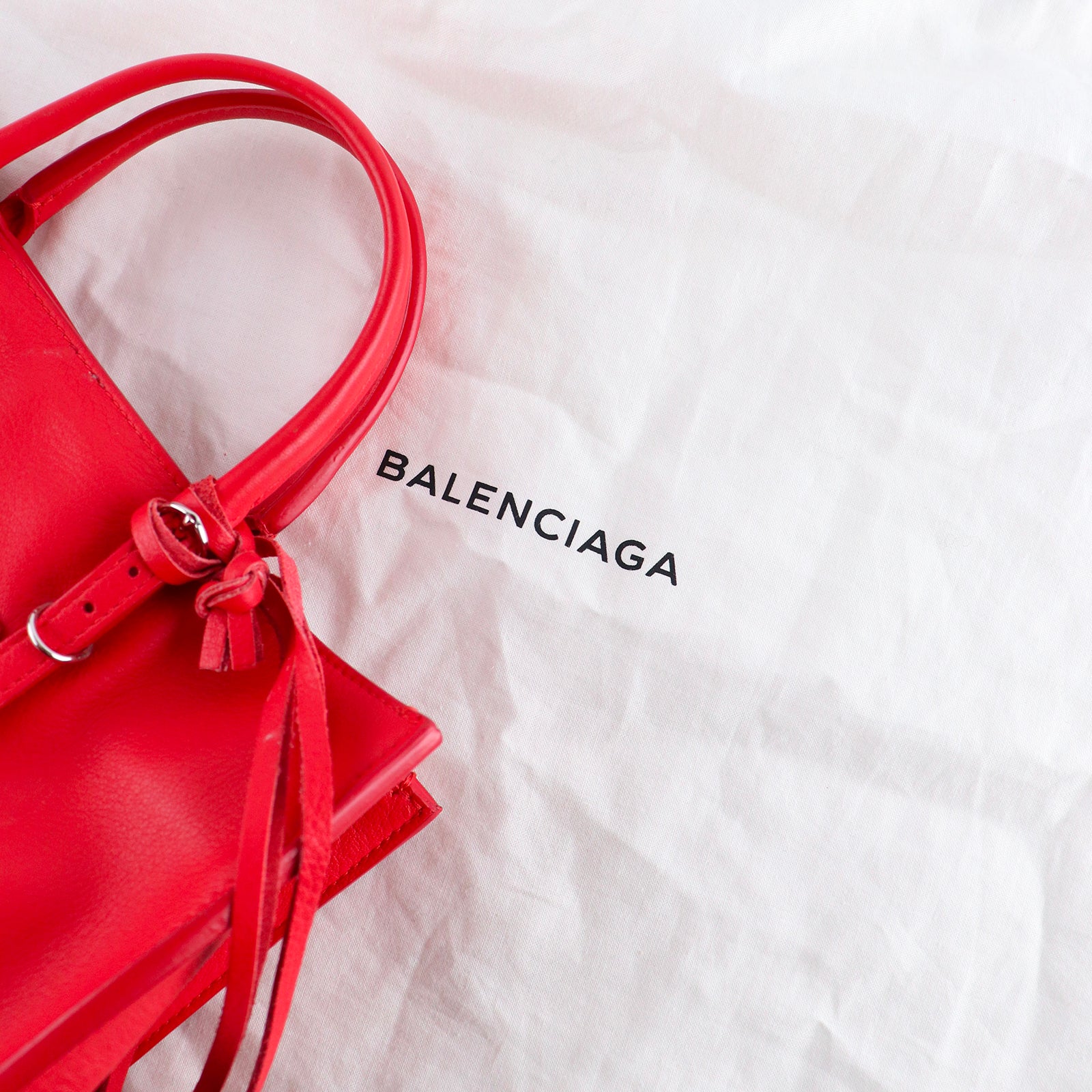 BALENCIAGA - Sac cabas avec bandoulière Papier A4 en cuir rouge