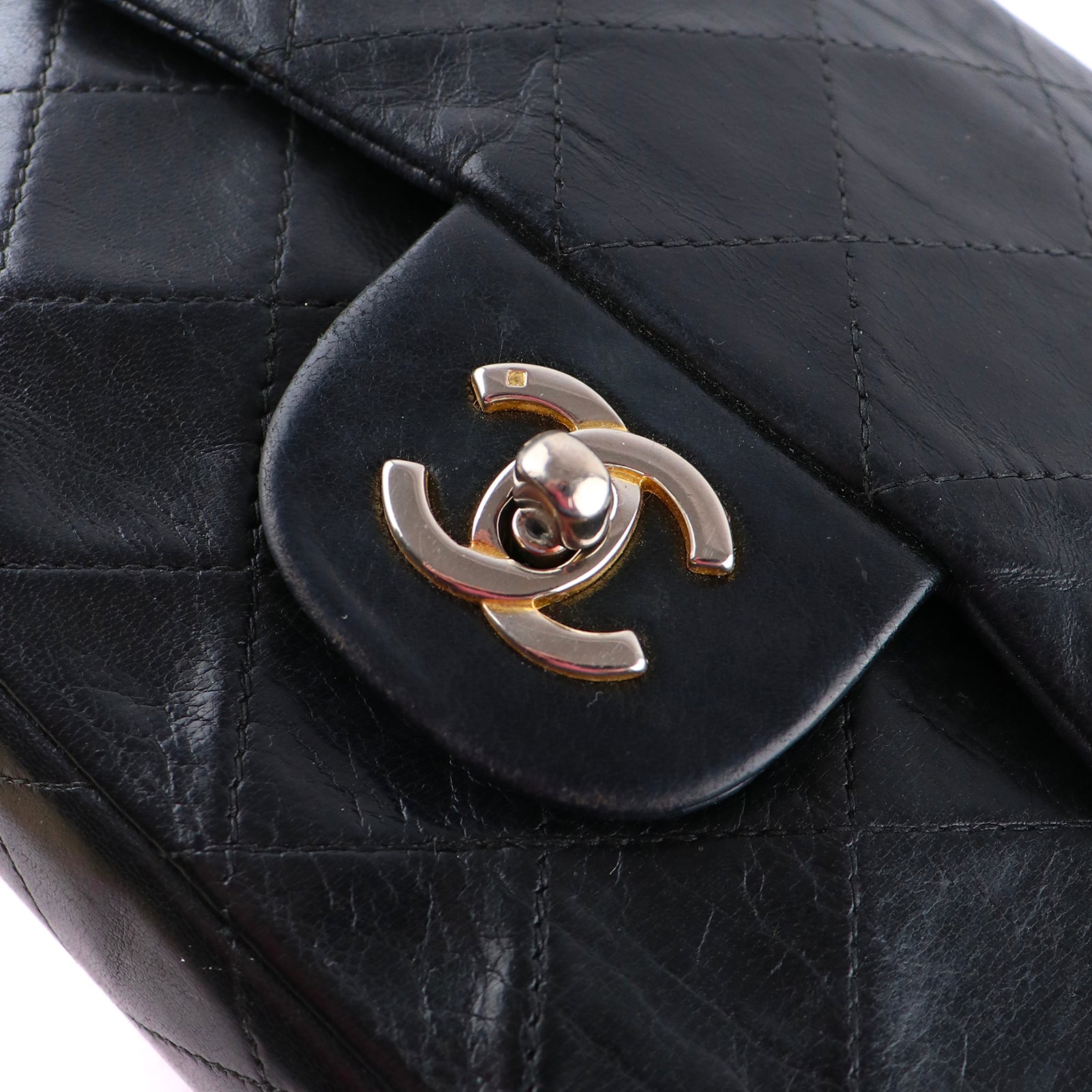 CHANEL - Sac à main Timeless 23 double flap en cuir matelassé noir vintage