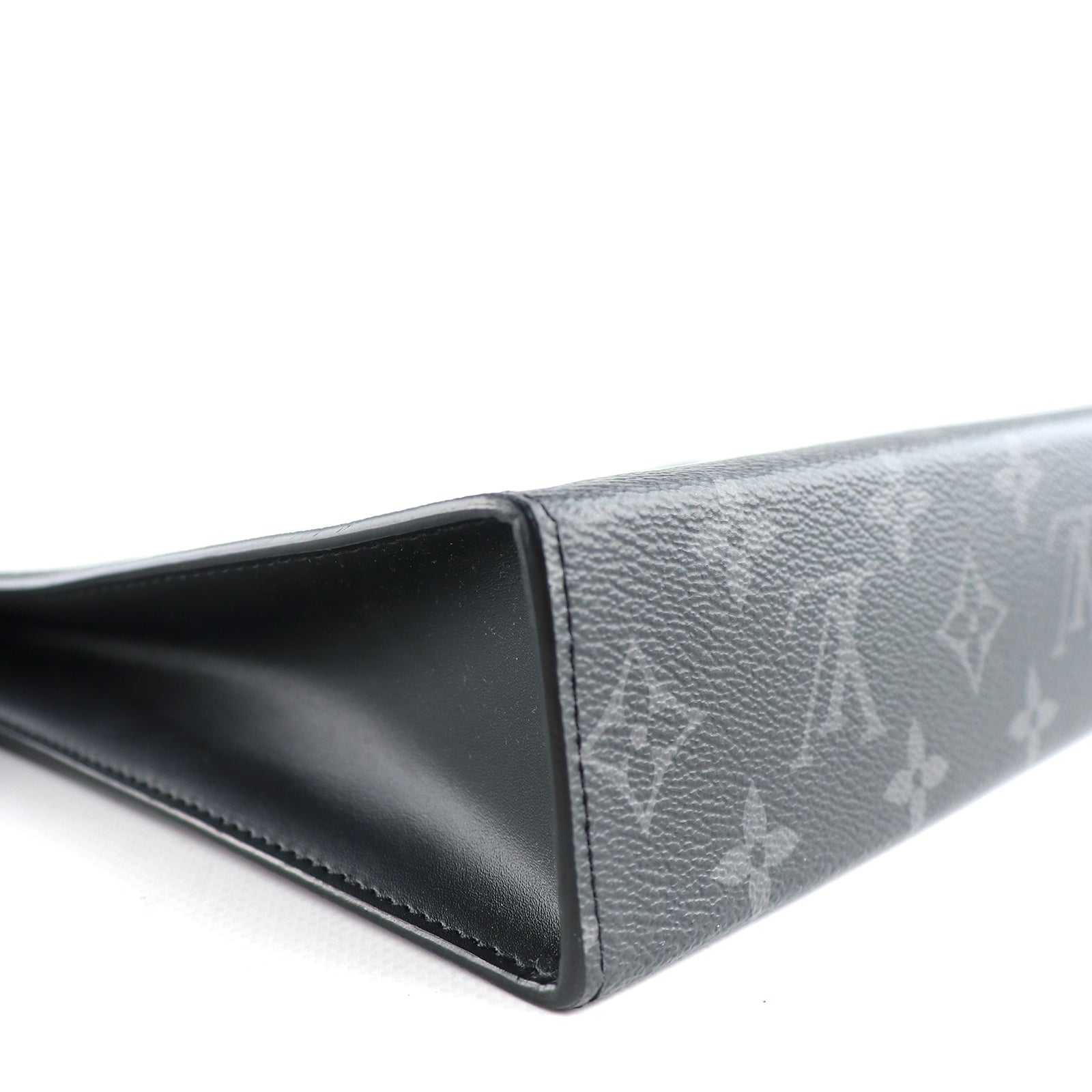 LOUIS VUITTON - Pochette voyage MM en monogramme Éclipse