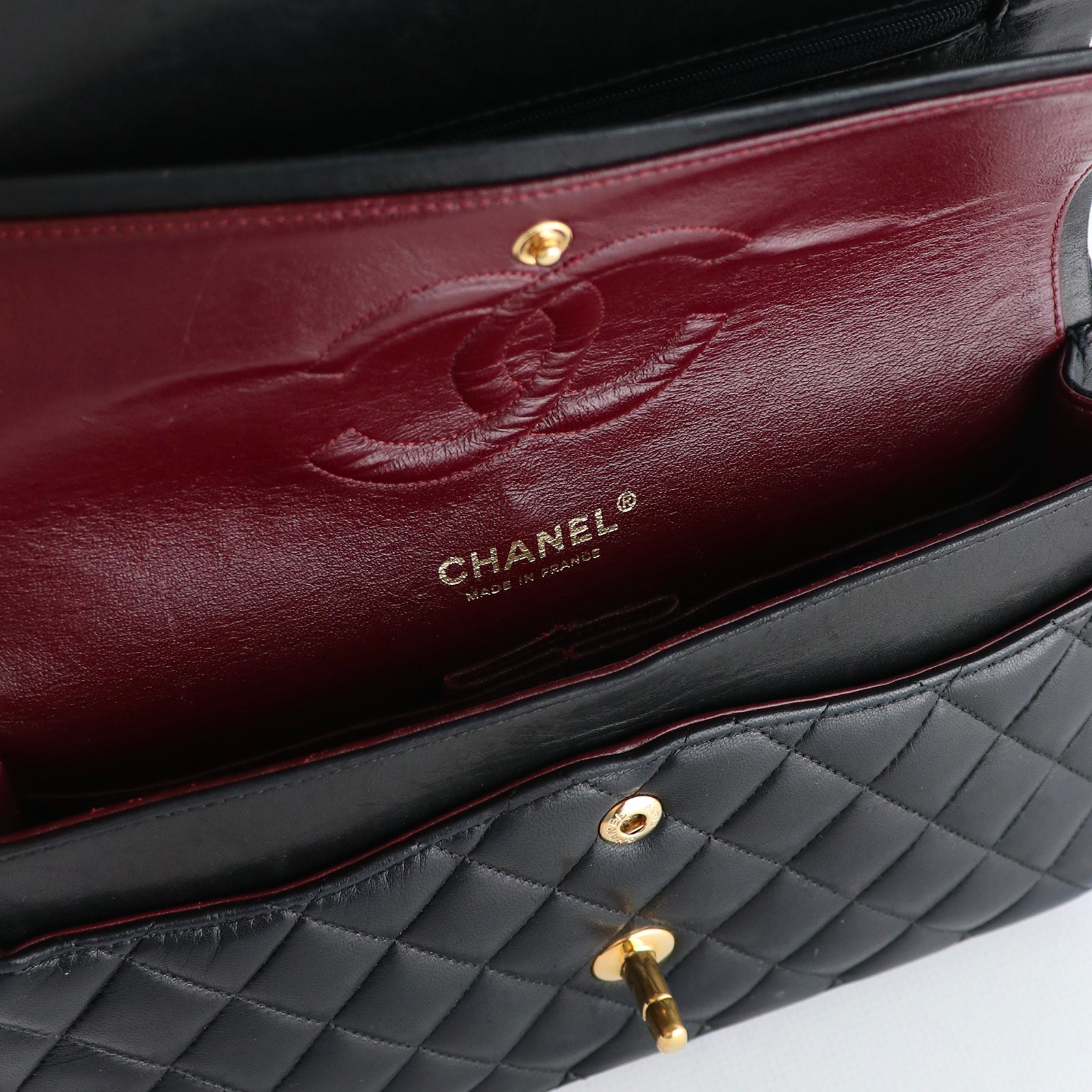 CHANEL - Sac à main Timeless 26 double flap en cuir matelassé noir vintage