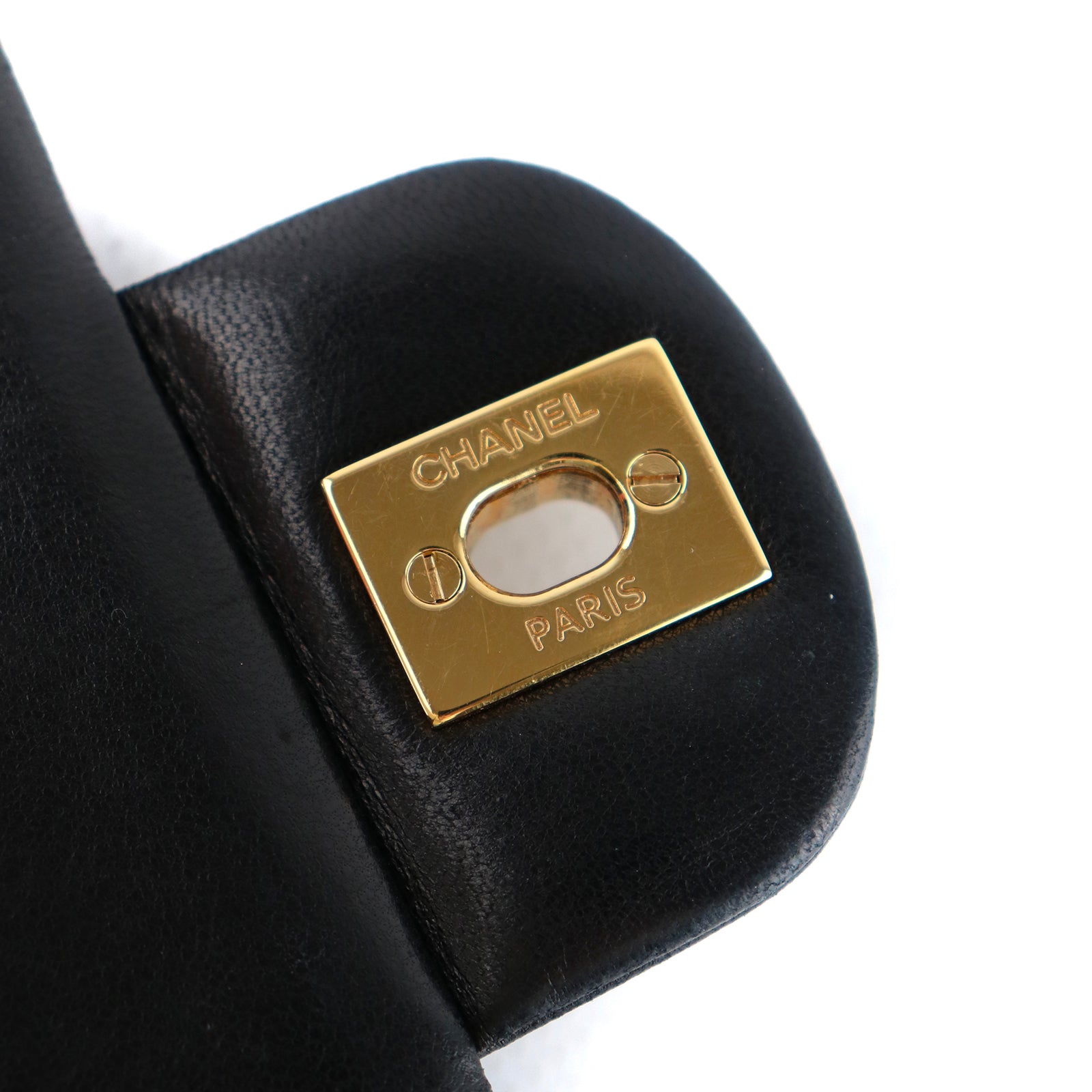 CHANEL - Sac à main Timeless 26 double flap en cuir matelassé noir vintage