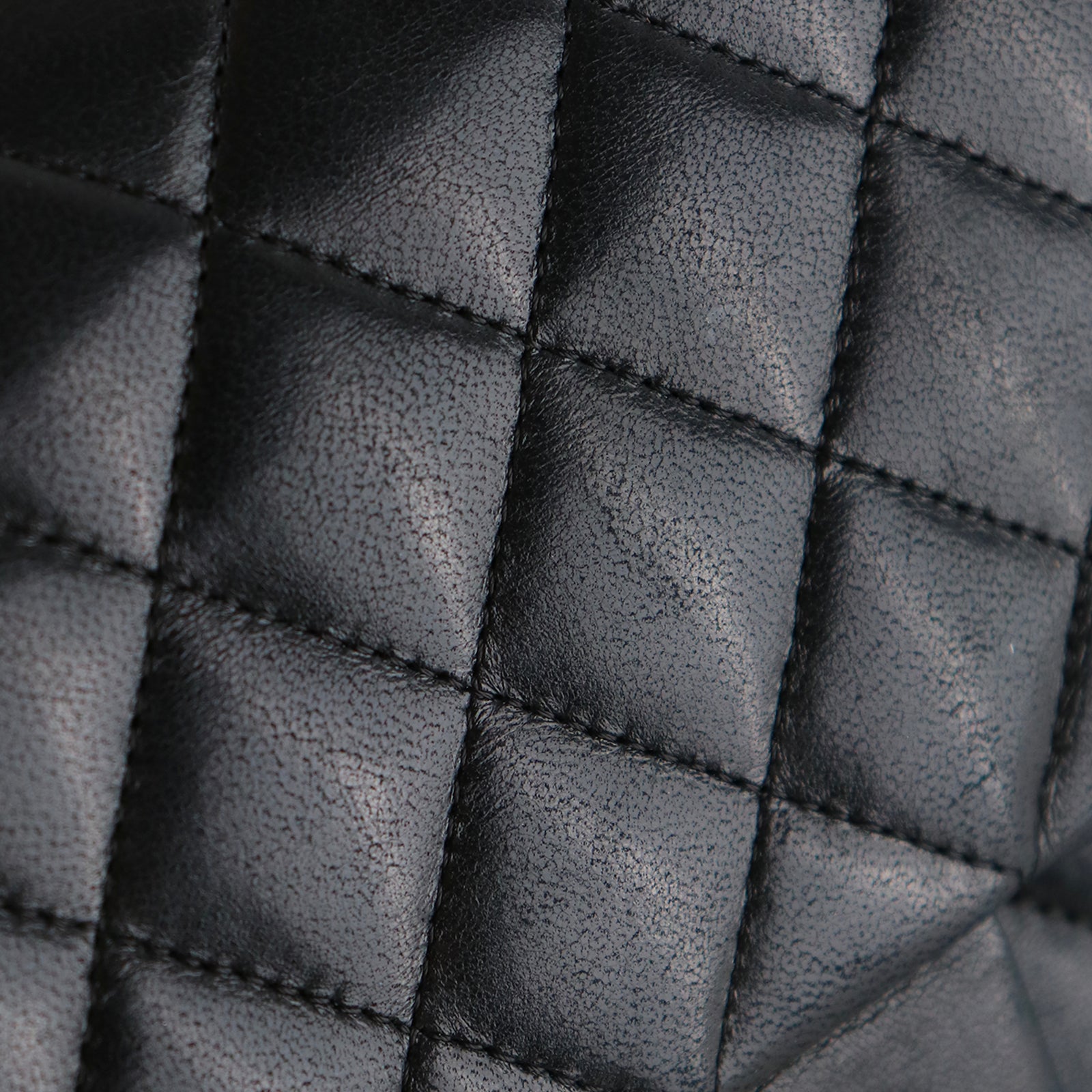 CHANEL - Sac à main Timeless 26 double flap en cuir matelassé noir vintage