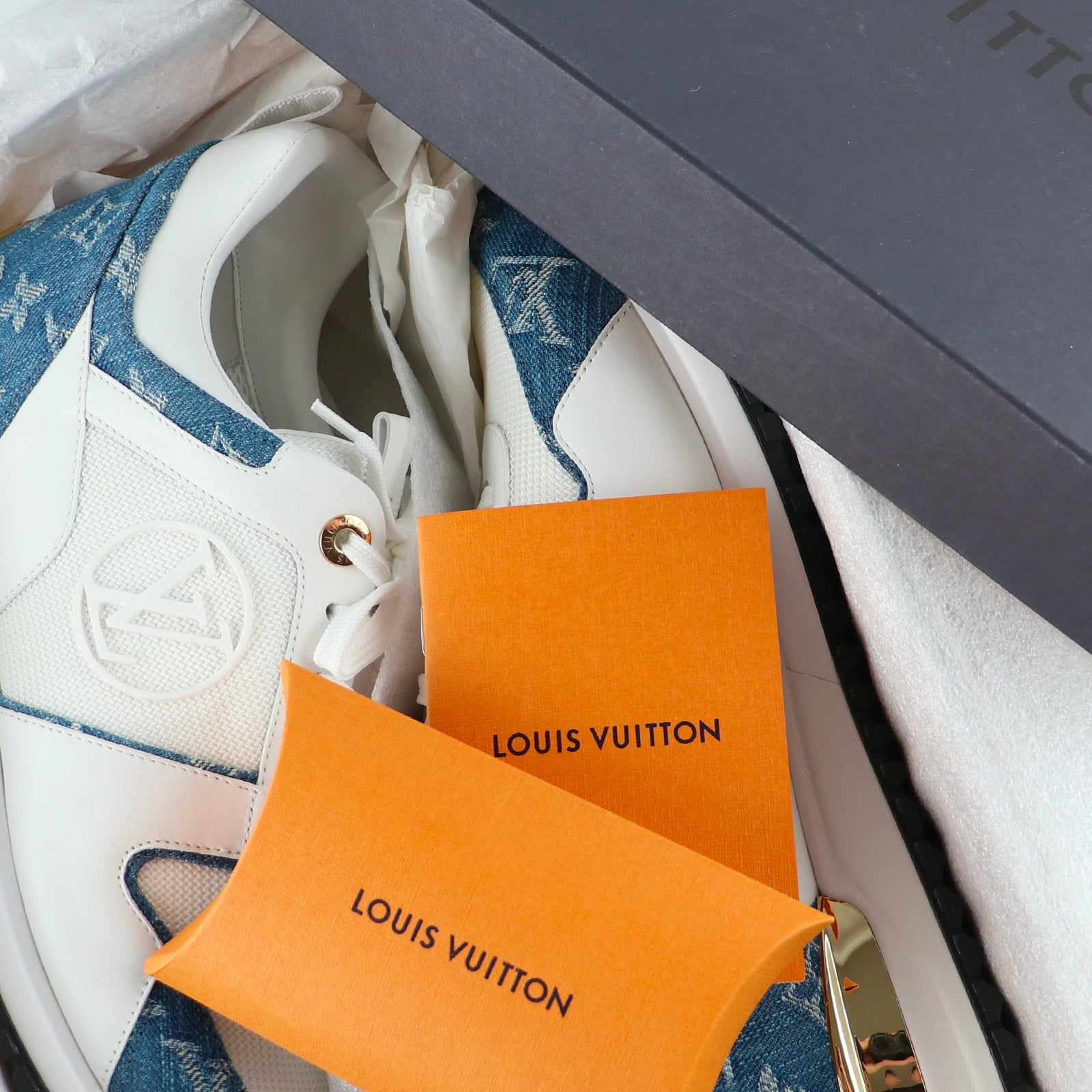 LOUIS VUITTON - Run Away sneakers in leather and denim (T39.5)