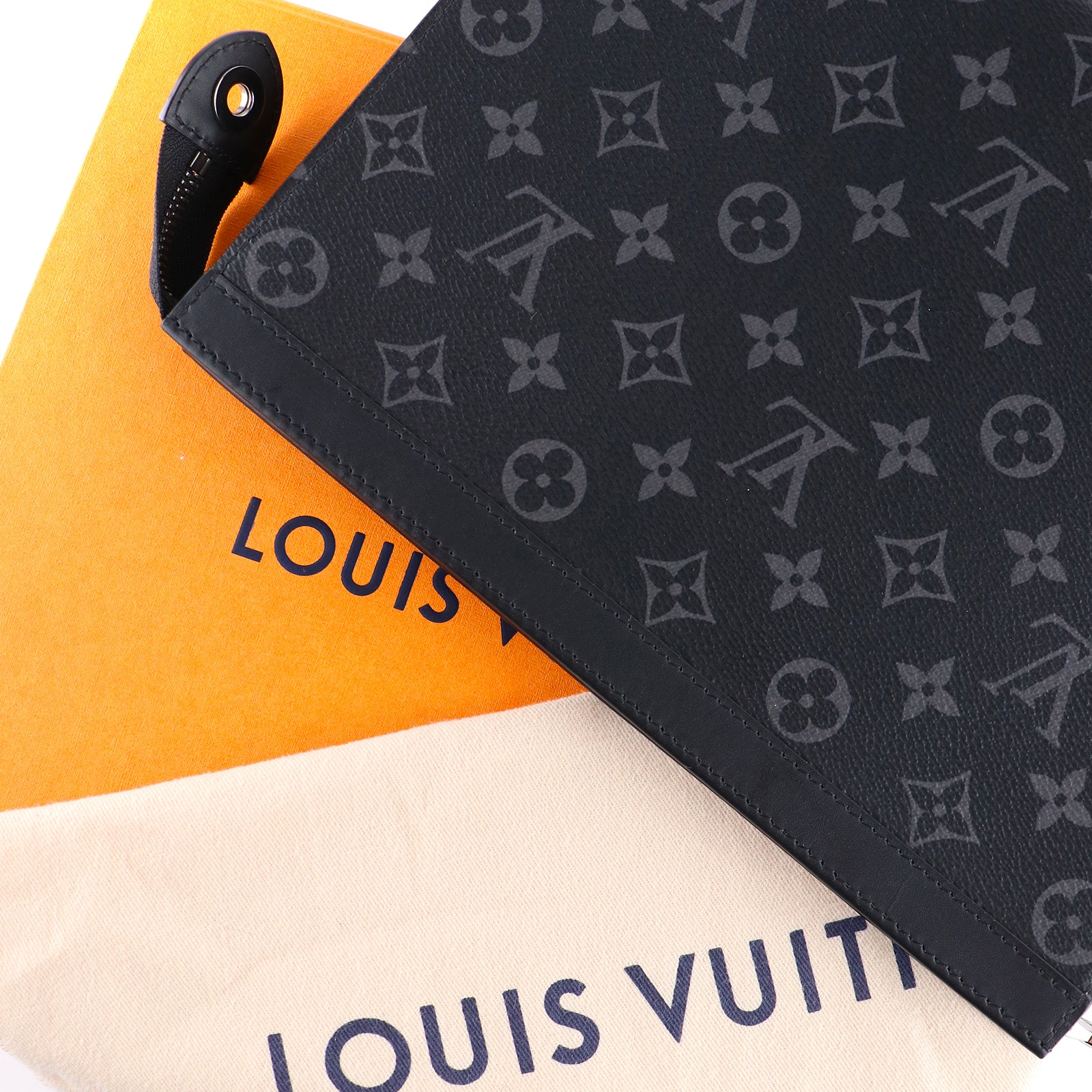 LOUIS VUITTON - Pochette voyage MM en monogramme Éclipse