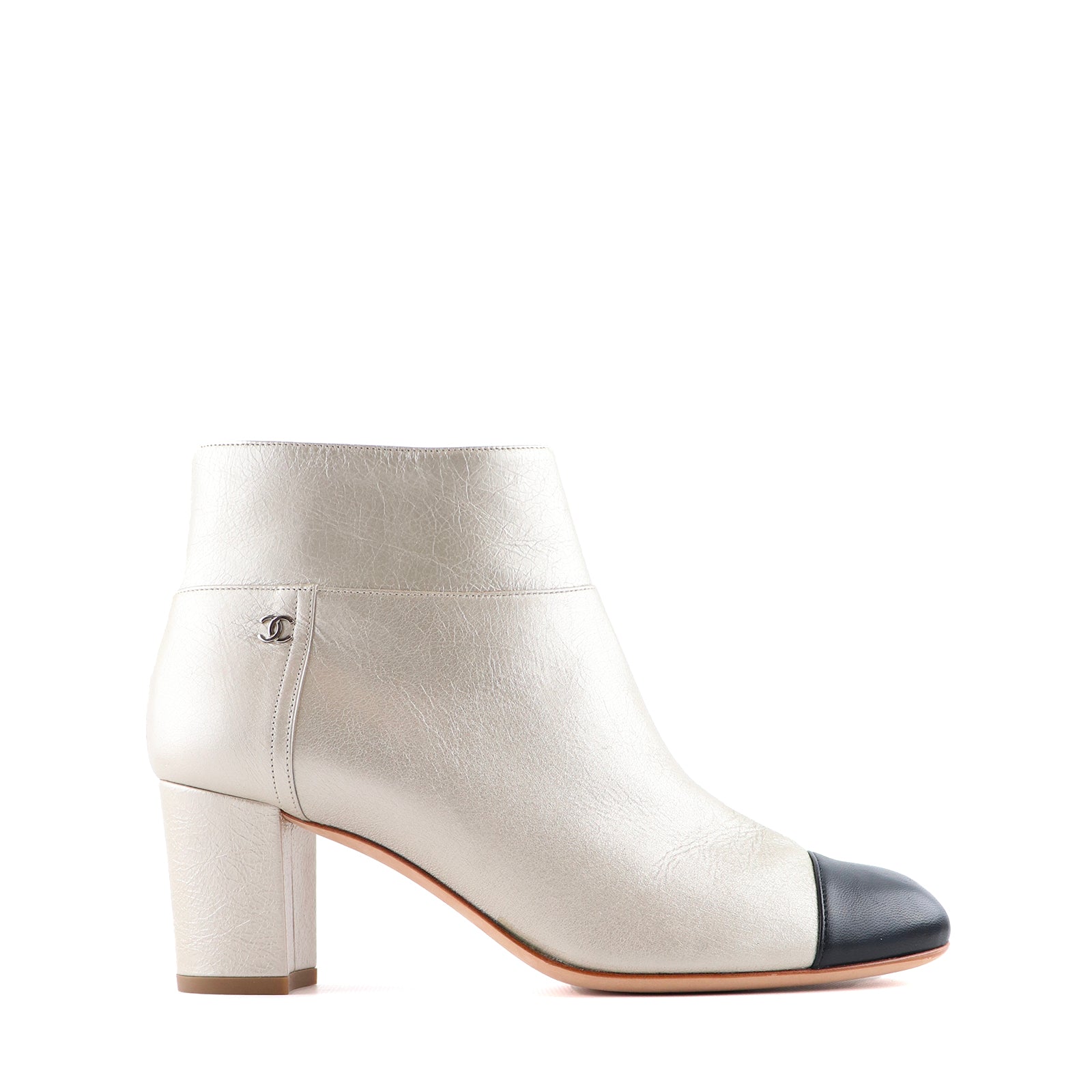 CHANEL - Silver leather ankle boots (T39)