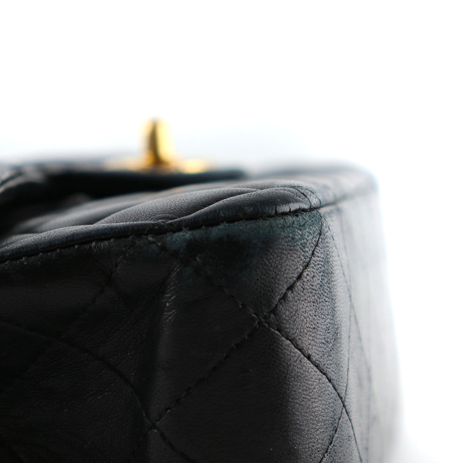 CHANEL - Sac à main Timeless 26 double flap en cuir matelassé noir vintage