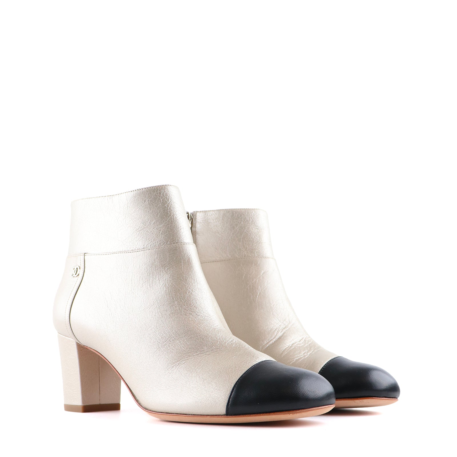 CHANEL - Silver leather ankle boots (T39)