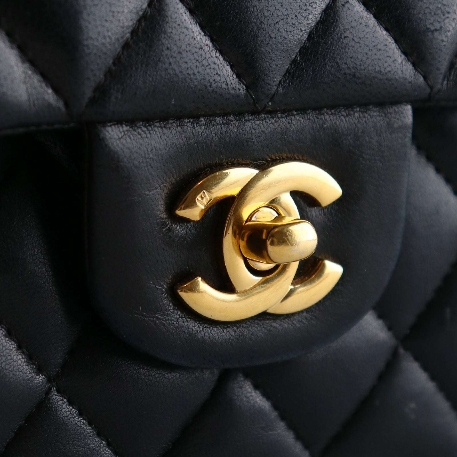 CHANEL - Sac à main Timeless 26 double flap en cuir matelassé noir vintage