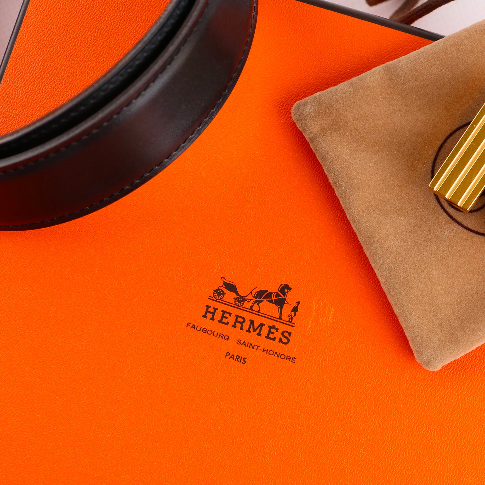 HERMÈS - Ceinture réversible avec boucle dorée (T75)
