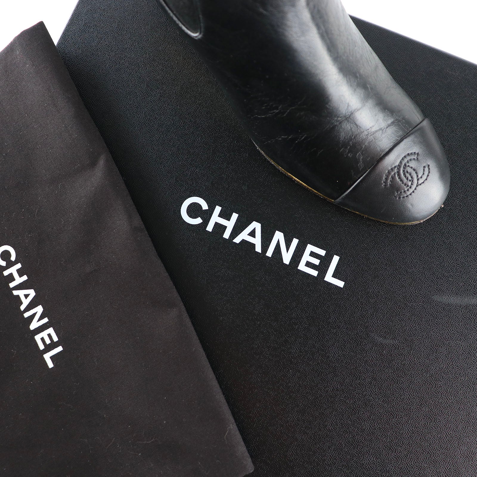 CHANEL - Bottines compensées en cuir noir (T37)