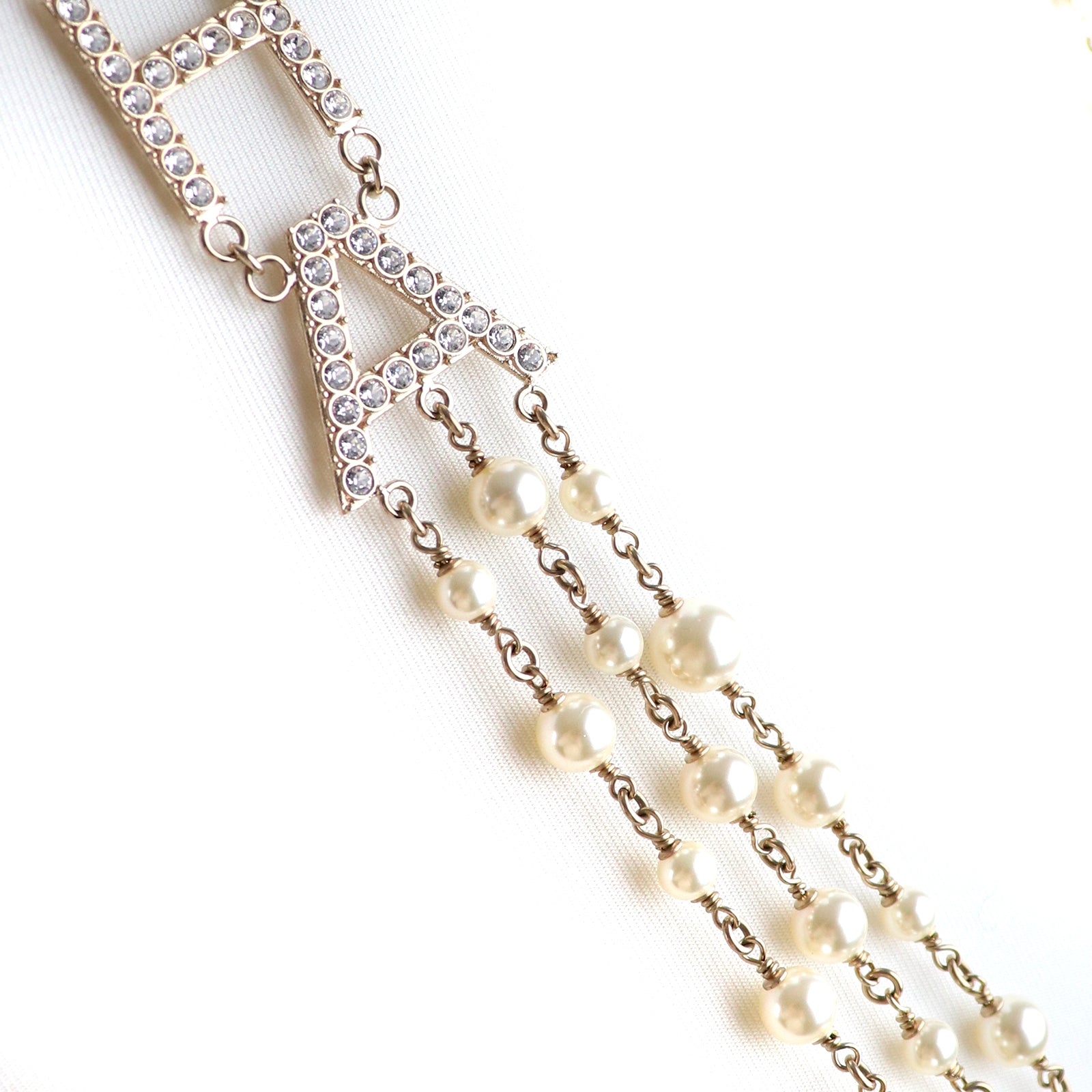 CHANEL - Sautoir B19 avec perles et logo Strass