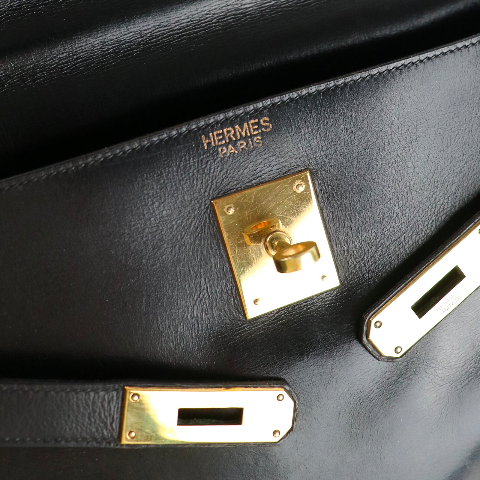 HERMÈS - Sac à main Kelly 32 en cuir box noir vintage