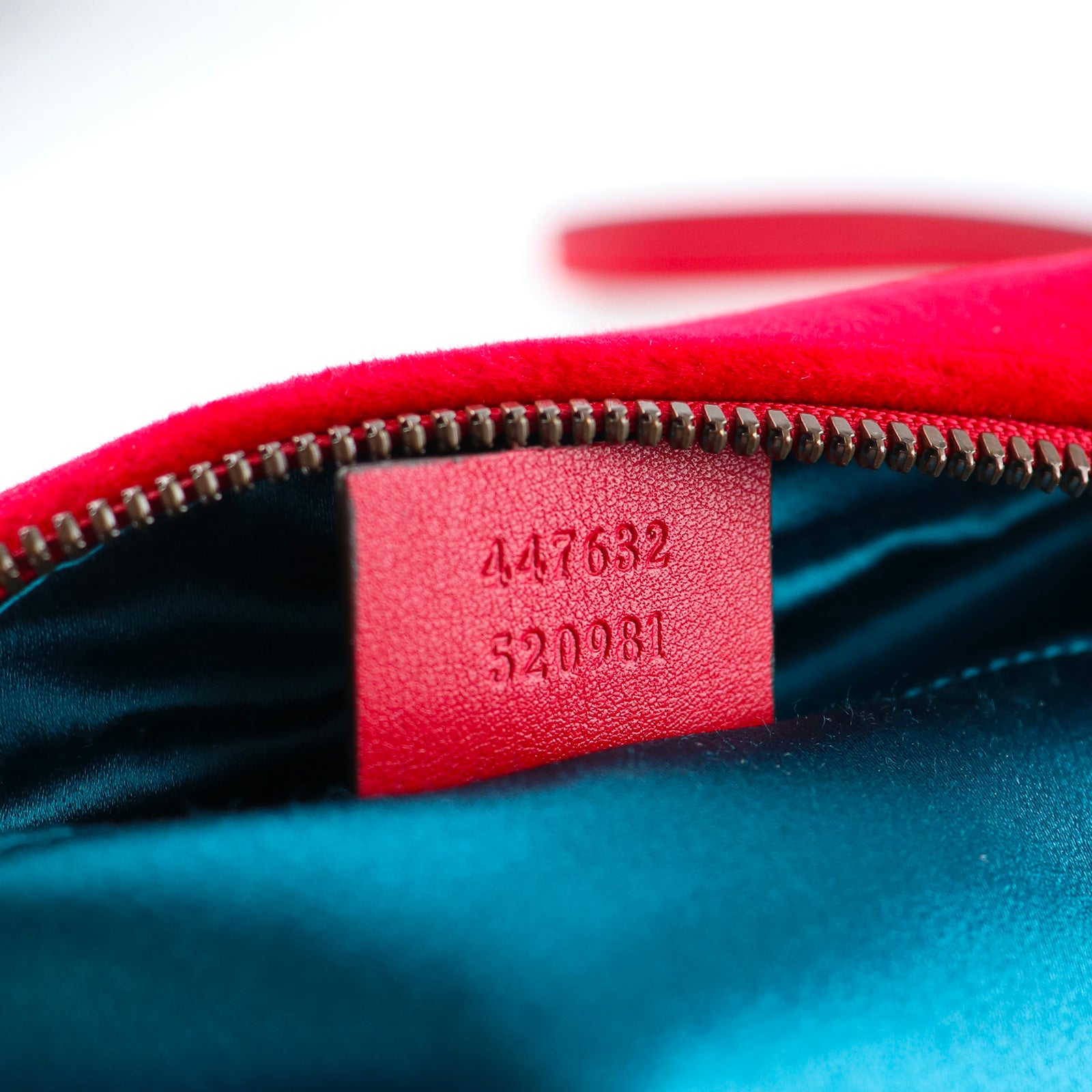 GUCCI - Sac à épaule Caméra petite taille Marmont matelassé en velours rouge