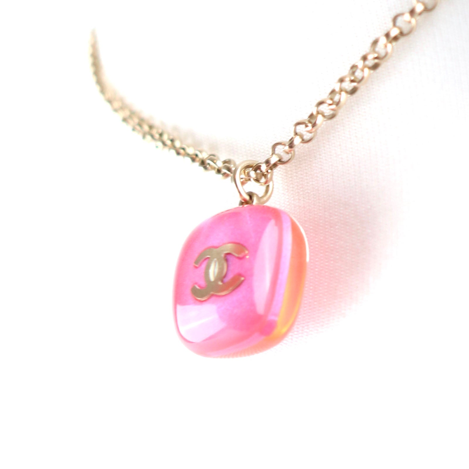 CHANEL - Collier cube CC
