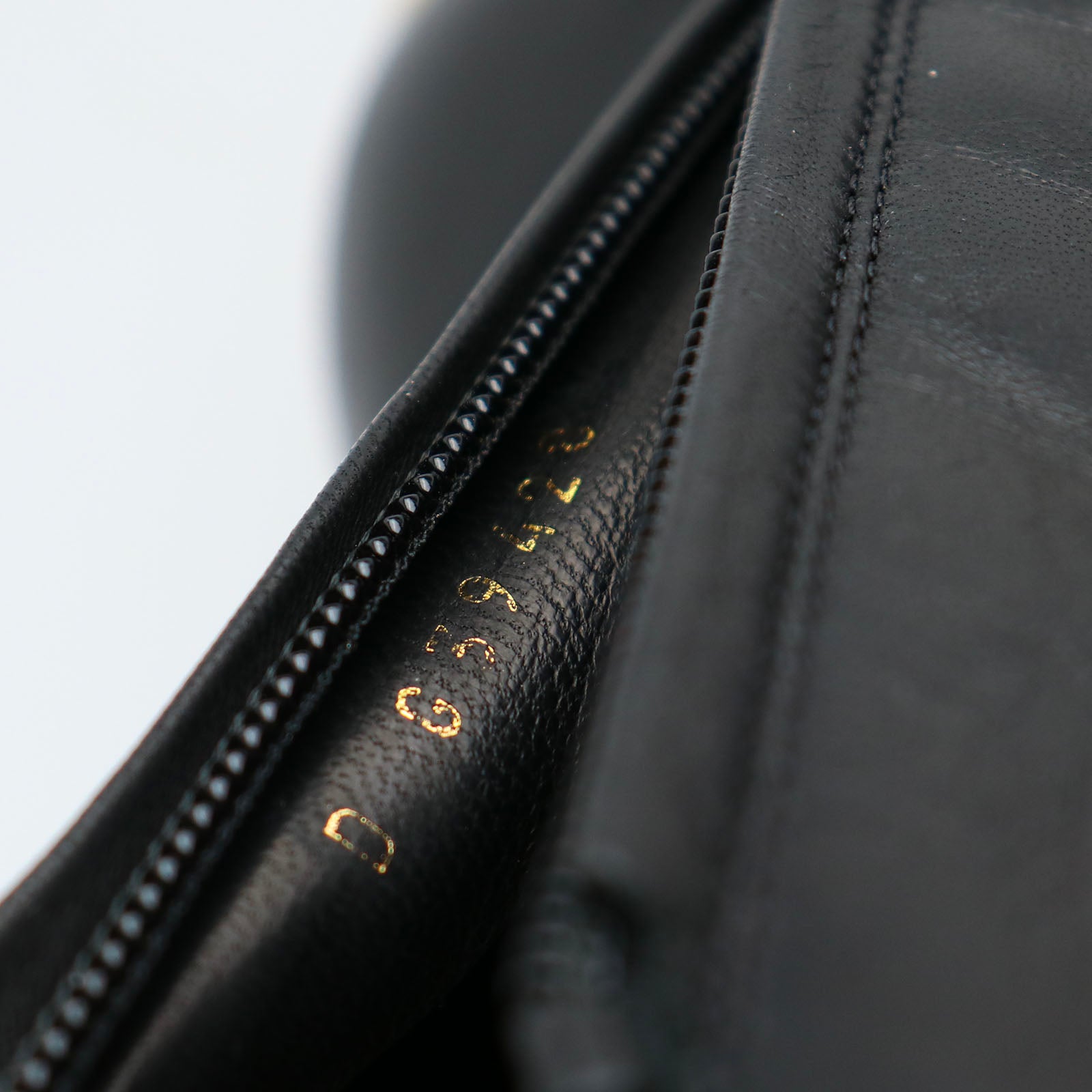CHANEL - Bottines compensées en cuir noir (T37)