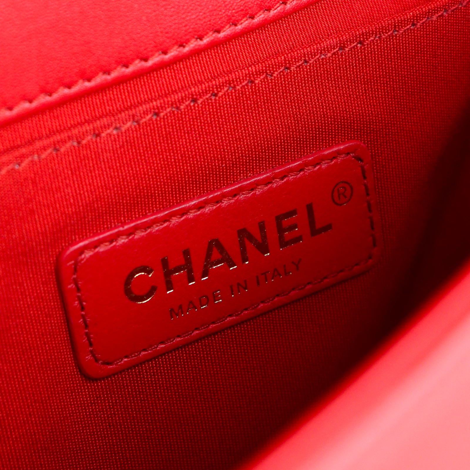 CHANEL - Sac à bandoulière Boy medium en cuir rouge
