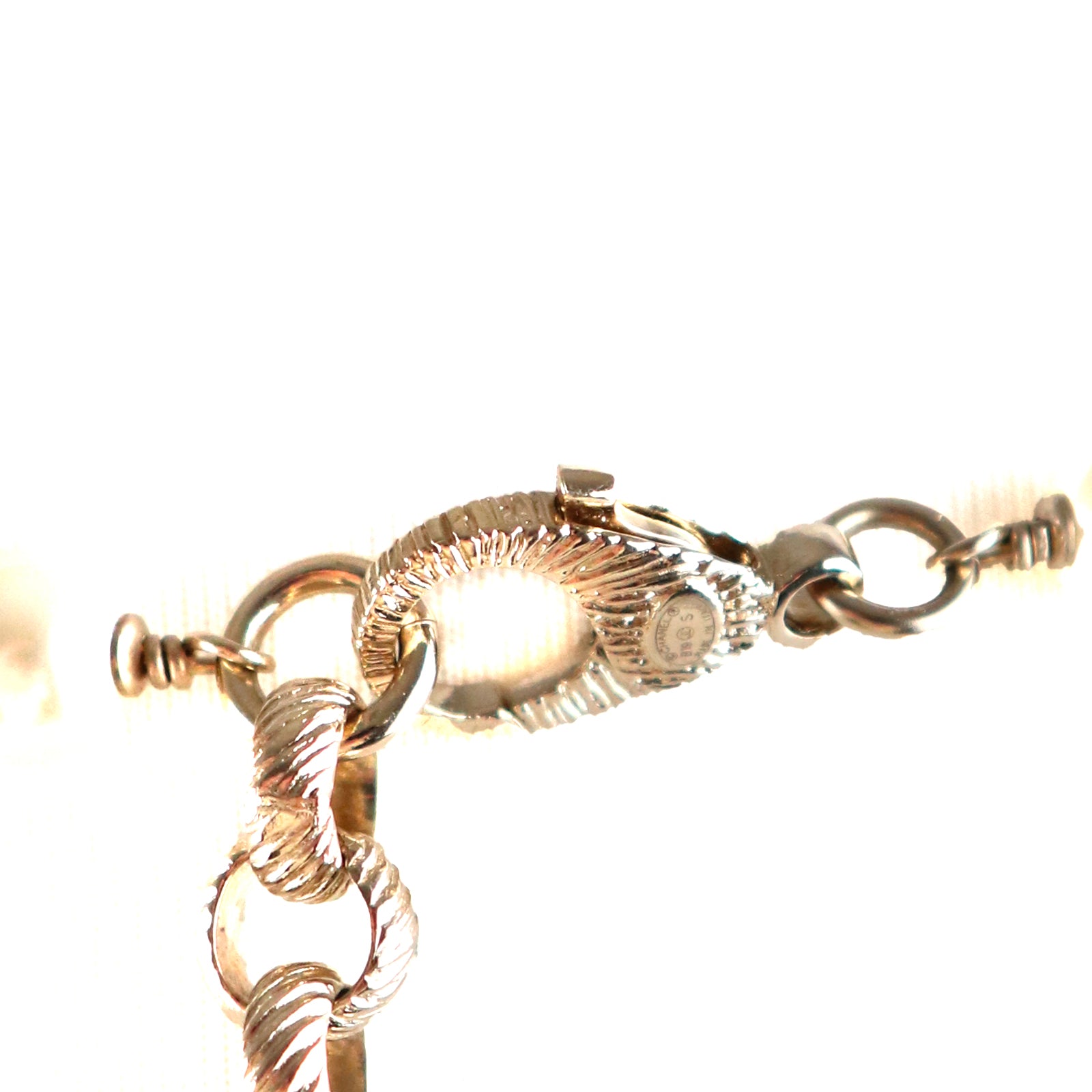 CHANEL - Sautoir B19 avec perles et logo Strass