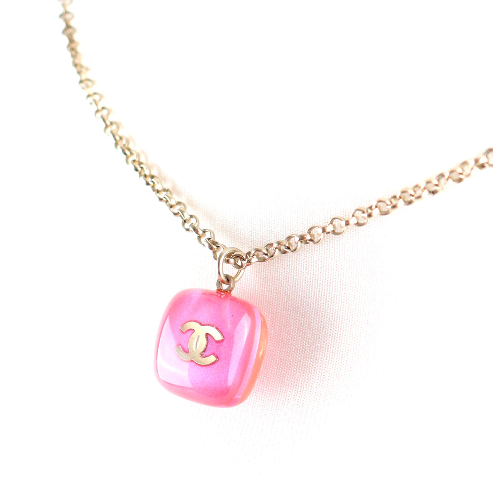 CHANEL - Collier cube CC