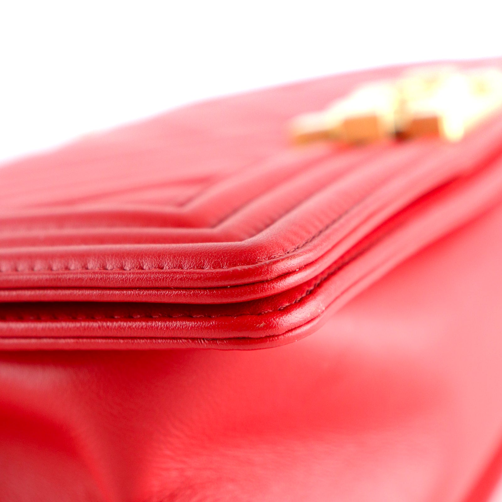 CHANEL - Sac à bandoulière Boy medium en cuir rouge