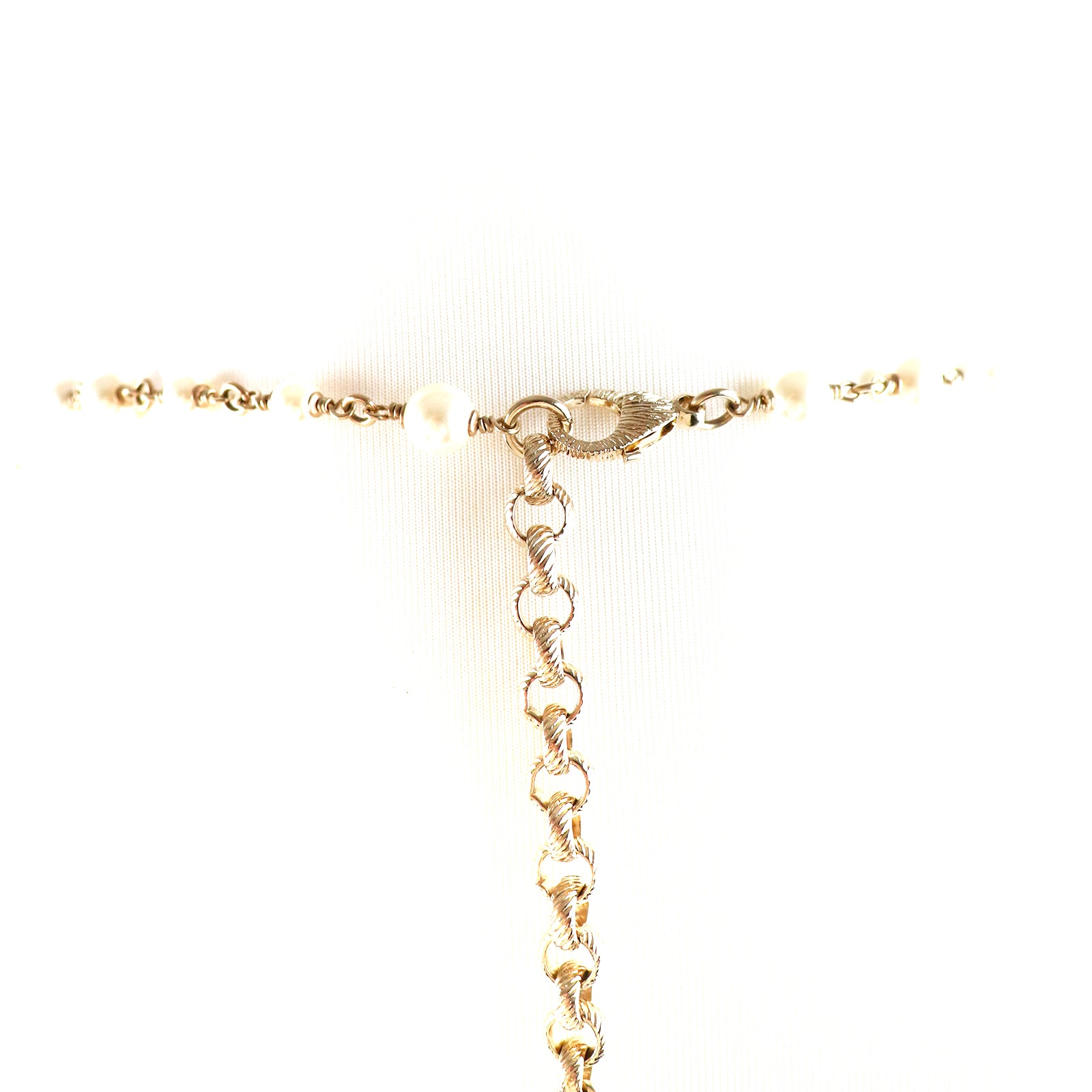 CHANEL - Sautoir B19 avec perles et logo Strass