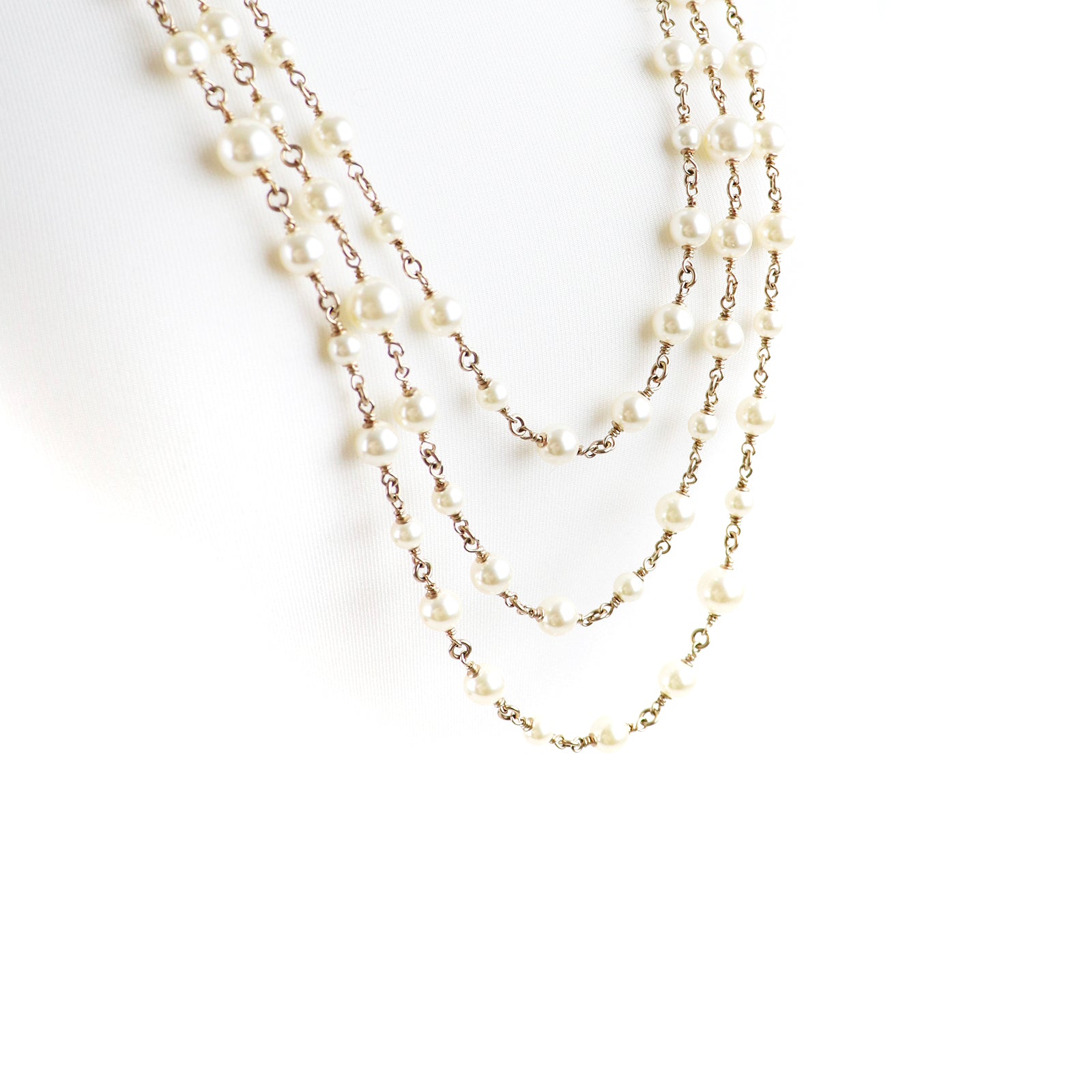 CHANEL - Sautoir B19 avec perles et logo Strass