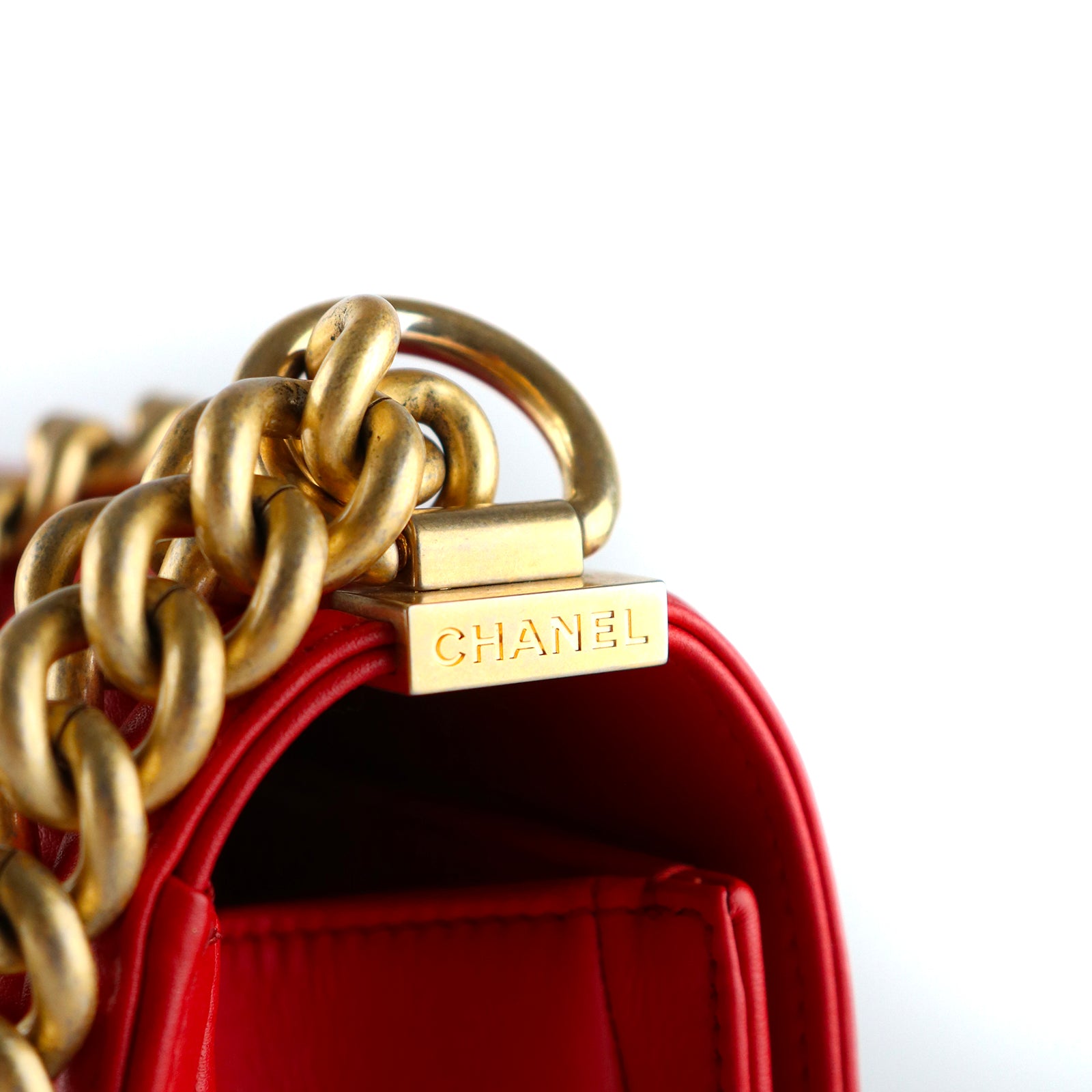 CHANEL - Sac à bandoulière Boy medium en cuir rouge